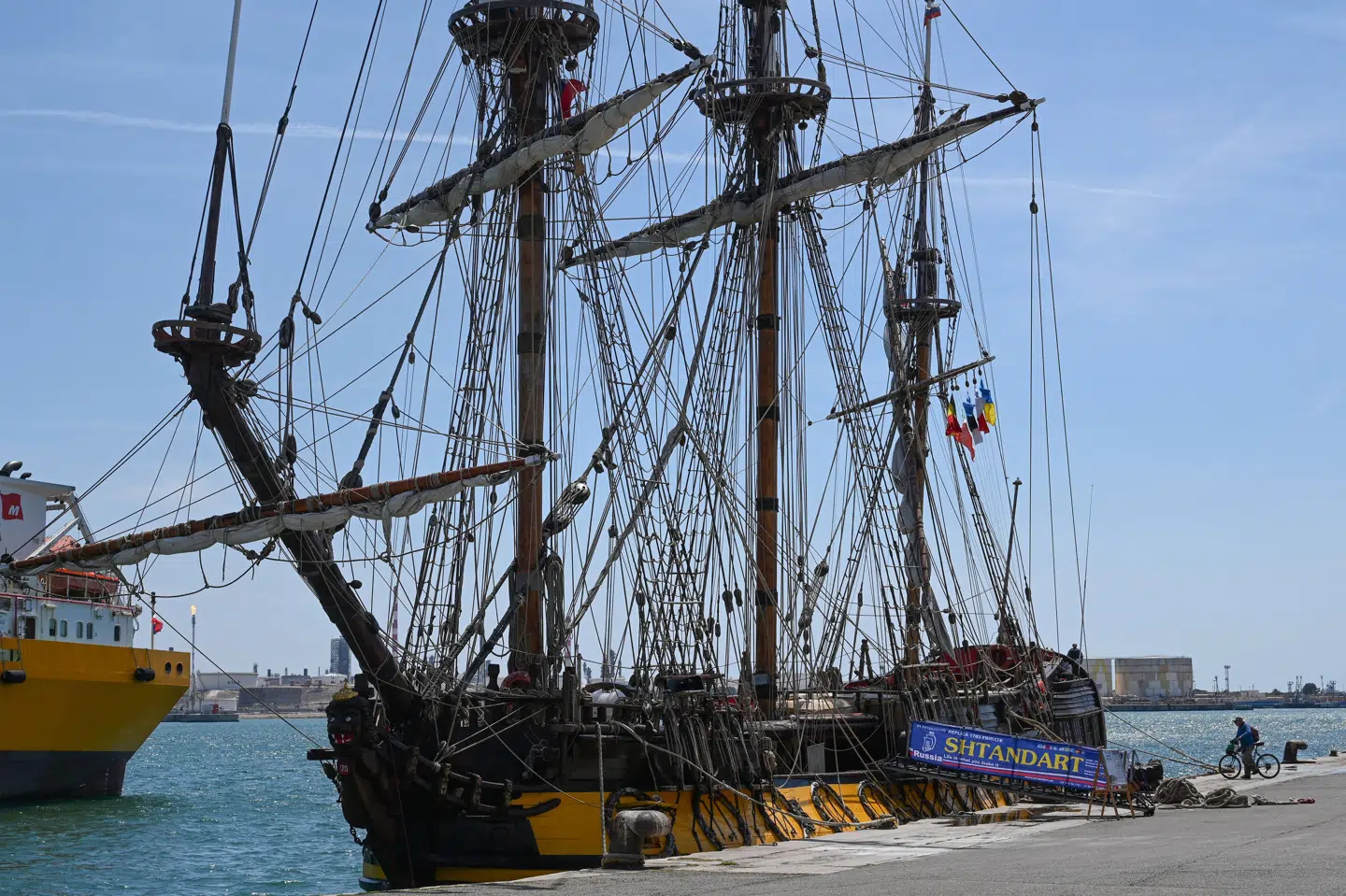 Skibet Shtandart sejler under Cookøernes flag og er ejet af en tysk virksomhed med europæisk ejer. Men skibet sejlede indtil 2024 med russisk flag, og det blev bygget i Rusland i 1999. (Arkivfoto).