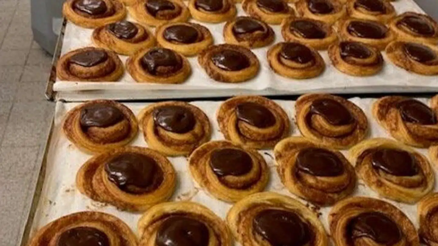 På det øverste fad ses snegle med glasur, der har seks procent kakao, og dermed skal der betales chokoladeafgift. I det nederste fad ses snegle med fem procent kakao, og dermed skal der ikke betales chokoladeafgift.