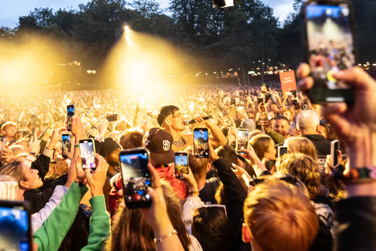 Tobias Rahim spiller på Bøgescenen på Smukfest onsdag den 6. august 2025.