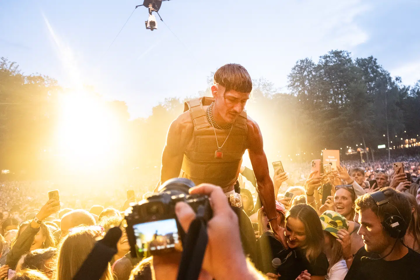 Tobias Rahim spiller på Bøgescenen på Smukfest onsdag den 6. august 2025. (Foto: Helle Arensbak/Ritzau Scanpix)
