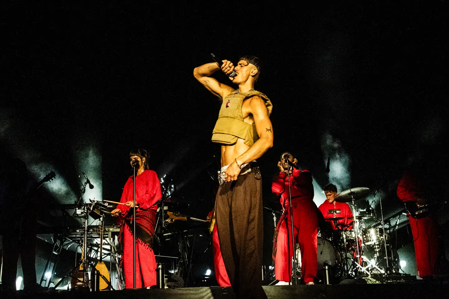 Tobias Rahim spiller på Bøgescenen på Smukfest onsdag den 6. august 2025. (Foto: Helle Arensbak/Ritzau Scanpix)