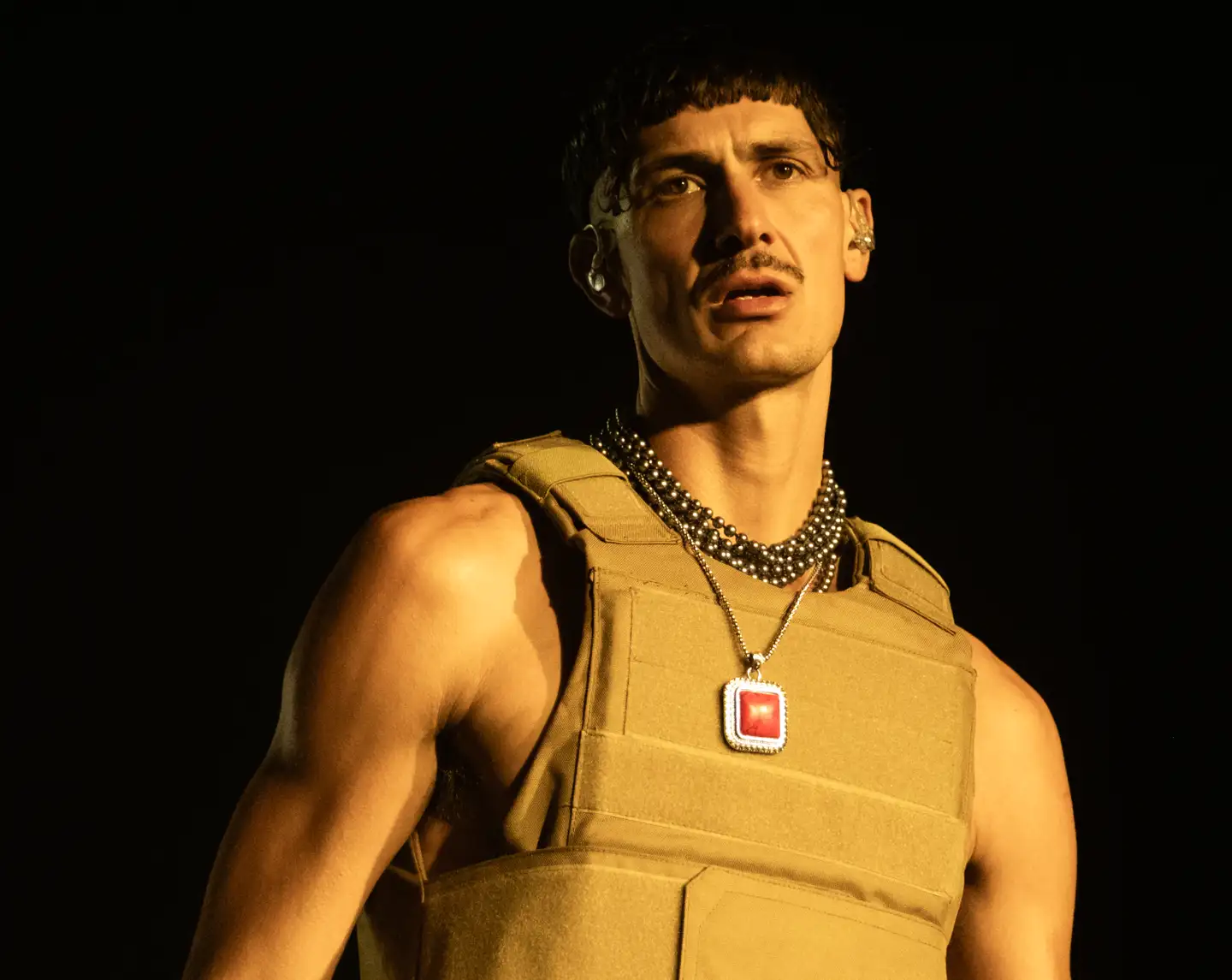 Tobias Rahim er fuld af sex og rå maskulinitet, men også fuld af en psykisk sårbarhed, han ikke er bleg for at sætte ord på. Onsdag aften havde han publikum på Smukfest i sin hule hånd.