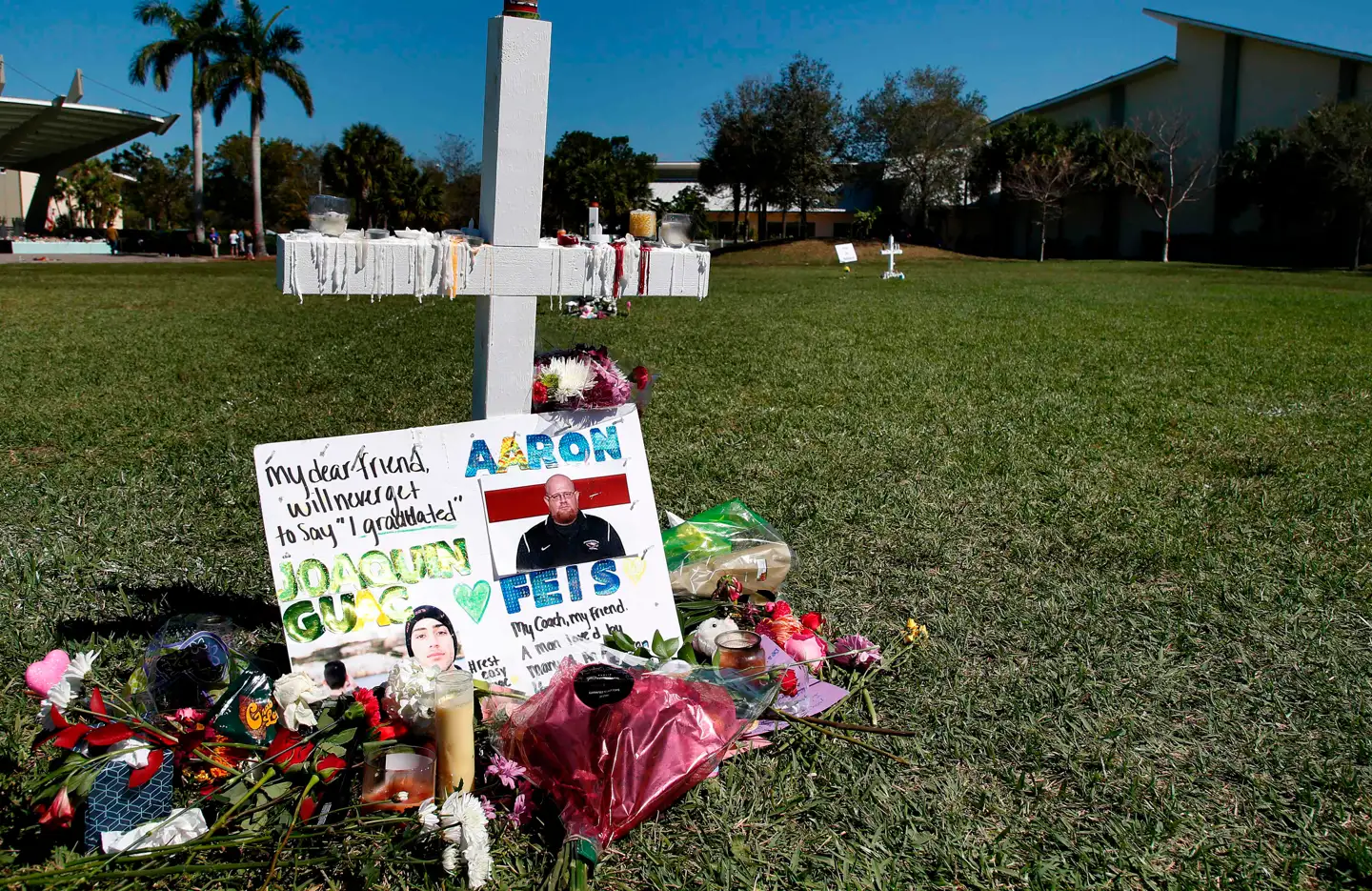 Joaquin Oliver var en af 14 elever og tre medarbejdere, der blev dræbt ved masseskyderiet på Marjory Stoneman Douglas High School. Her er et mindesmærke for ham og fodboldtræneren Aaron Feis.