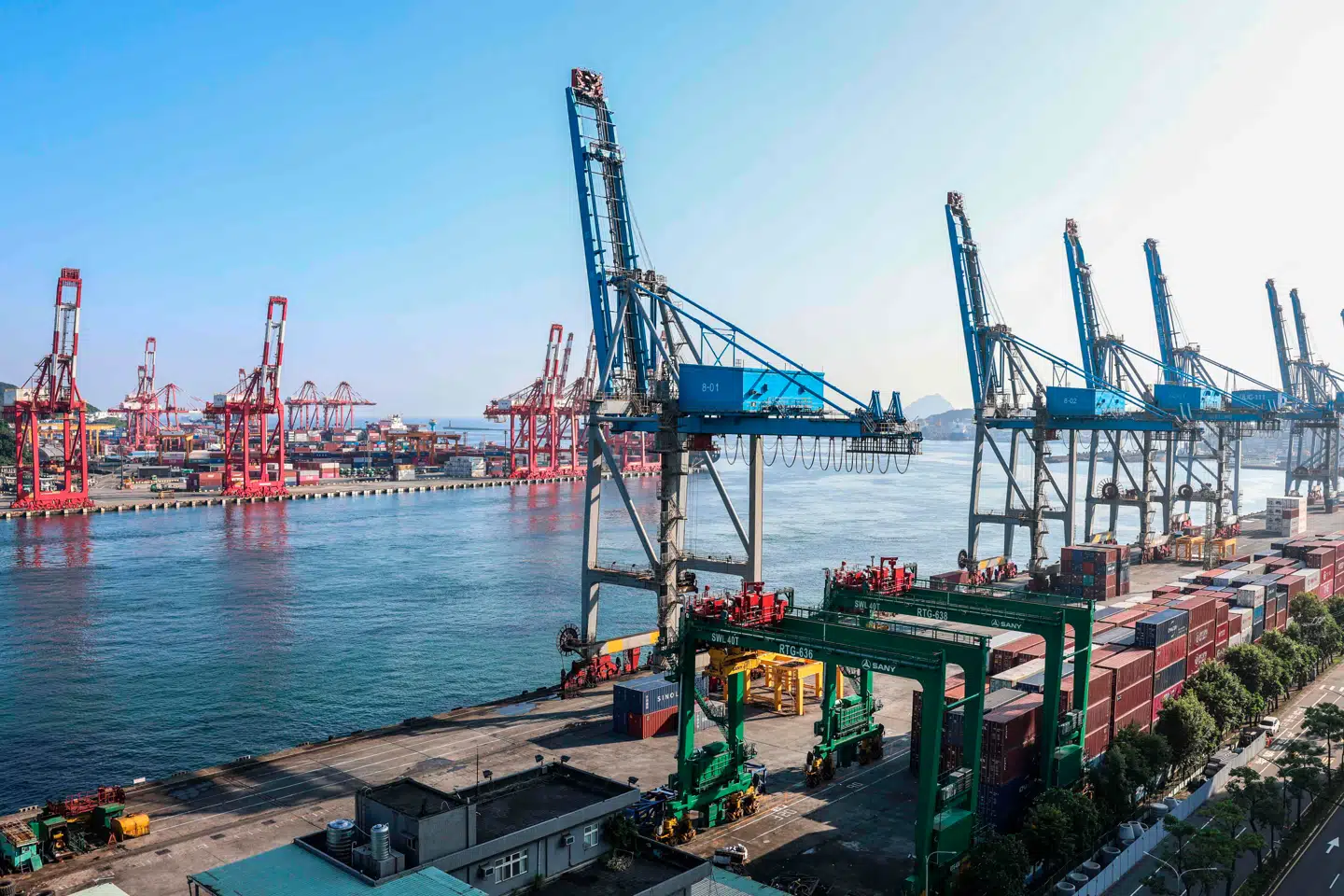 Trumps nye toldsatser ventes at sende rystelser gennem den globale økonomi.