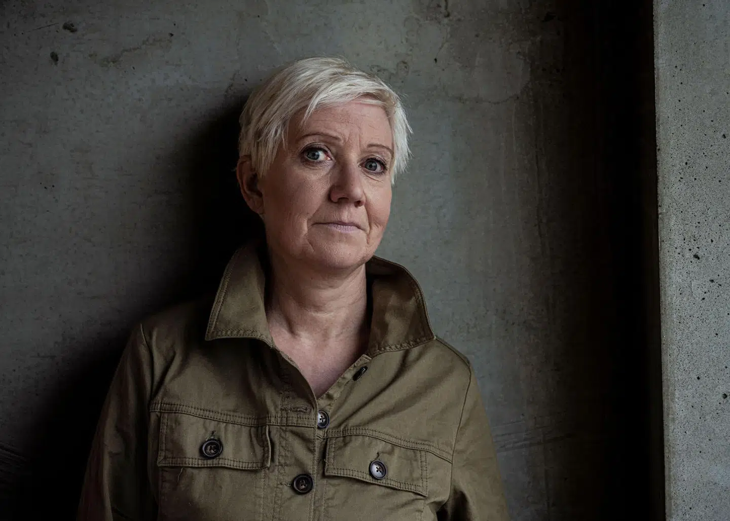 »Jeg skrev en seddel om, at jeg ville tabe mig. Allerede fjorten dage senere udeblev min menstruation og det, selvom min vægt stadig lå over normalområdet,« skriver Louise Juhl Dalsgaard, der 14. august udkommer med essaysamlingen »At tælle til lilla« på forlaget Alhambra.