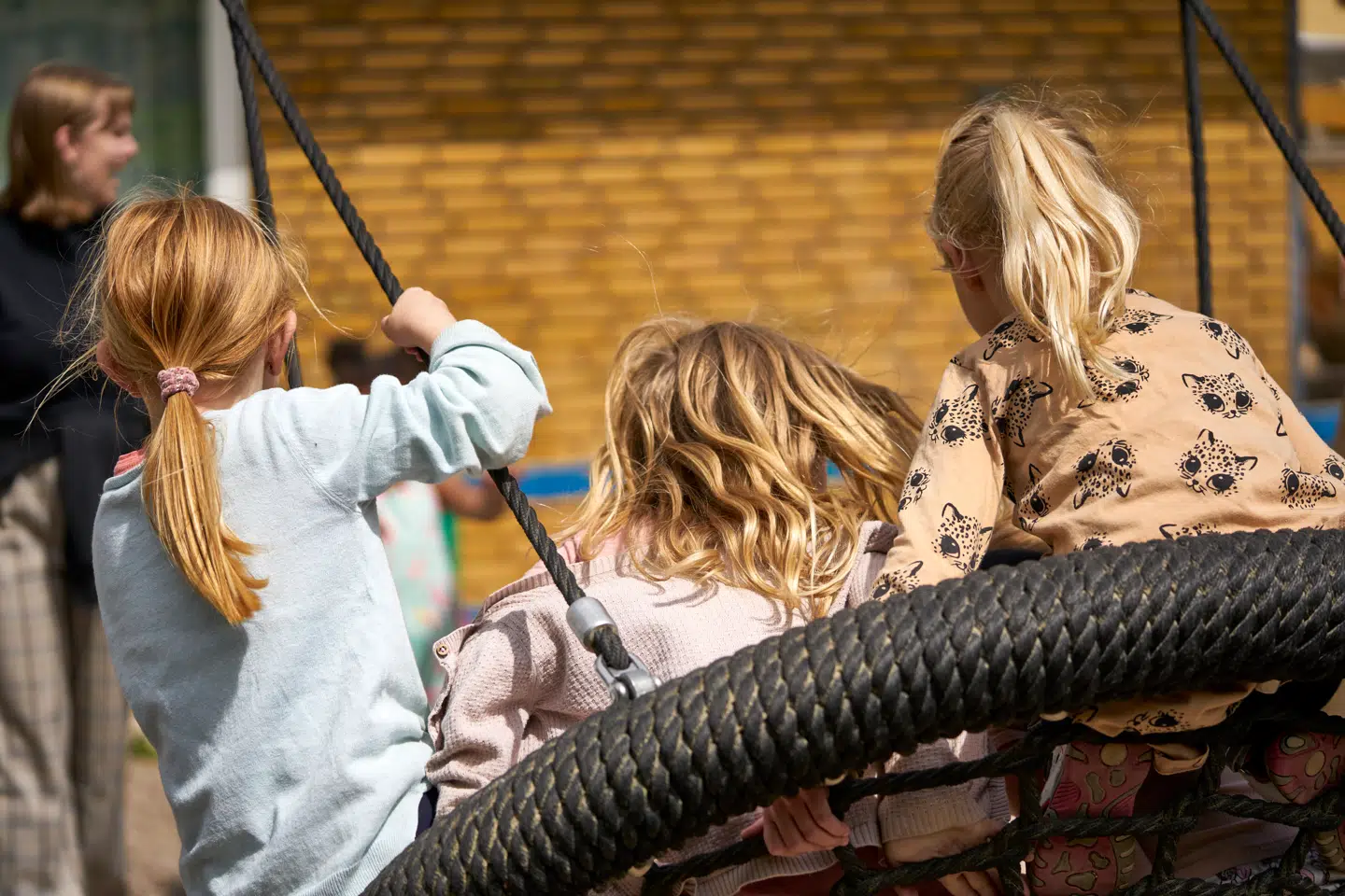 »Vi har et ansvar for at lære børnene, at de ikke er alene i verden. At fællesskabet kræver noget af os alle – også når det er svært eller ubelejligt,« skriver Thøger Ottosen og Tina Kruse. Foto: Signe Goldmann/Ritzau Scanpix