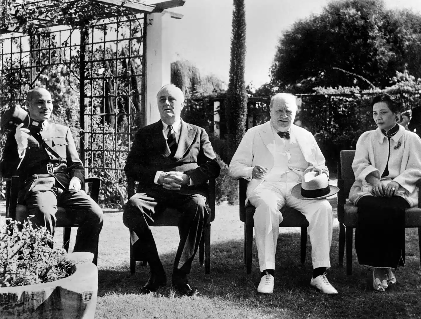 Franklin D. Roosevelt og Winston Churchill er her fotograferet med Kinas daværende leder, Chiang Kai-shek, under Cairo-konferencen i 1943. Foto: AFP