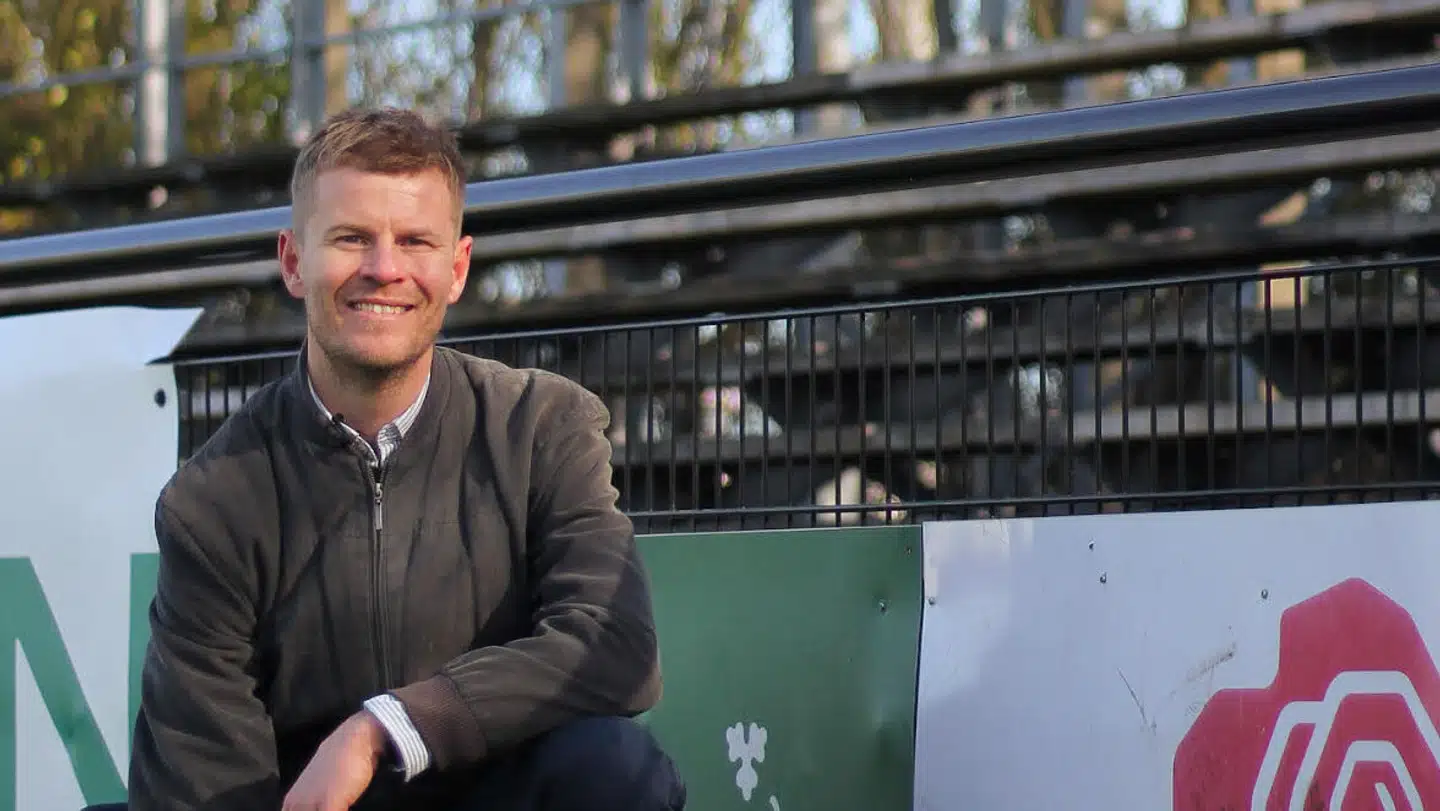 »Kontakten til vælgerne og eksponeringen vil efter alt at dømme altså blive styrket ved, at vi politikere flytter ud af de sociale mediers ekskluderende og højtråbende forsamlingshus,« skriver Asbjørn Reissmann.