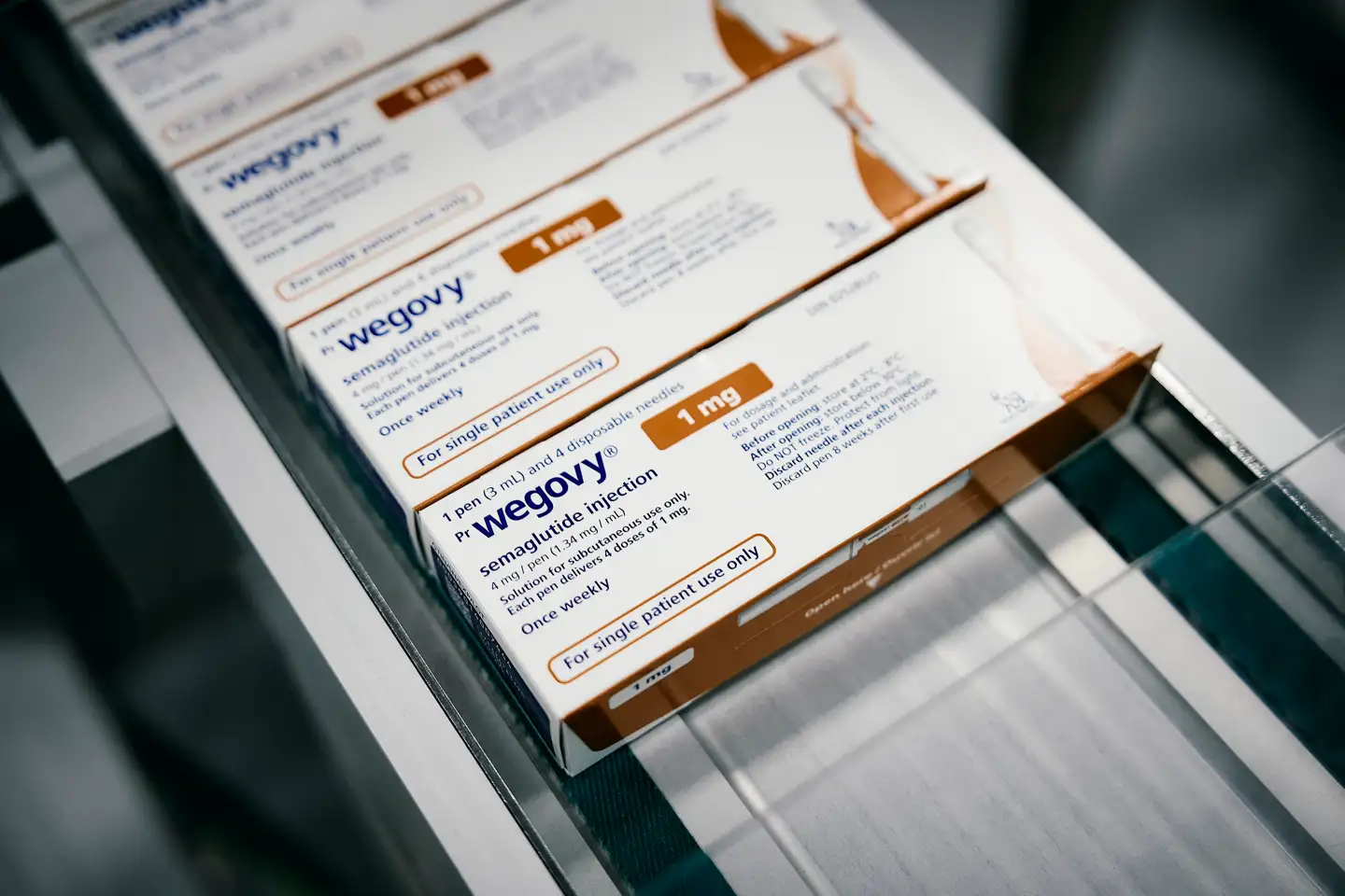 Kopiproducenter har på kort tid sat sig på en tredjedel af det amerikanske marked for vægttabsmedicin. En del af ansvaret ligger faktisk hos Novo Nordisk selv. For patentbeskyttelsen i USA gælder ikke i perioder med mangel på medicin, og efterspørgslen på Wegovy blev så høj, at Novo Nordisk ikke selv kunne slukke tørsten.