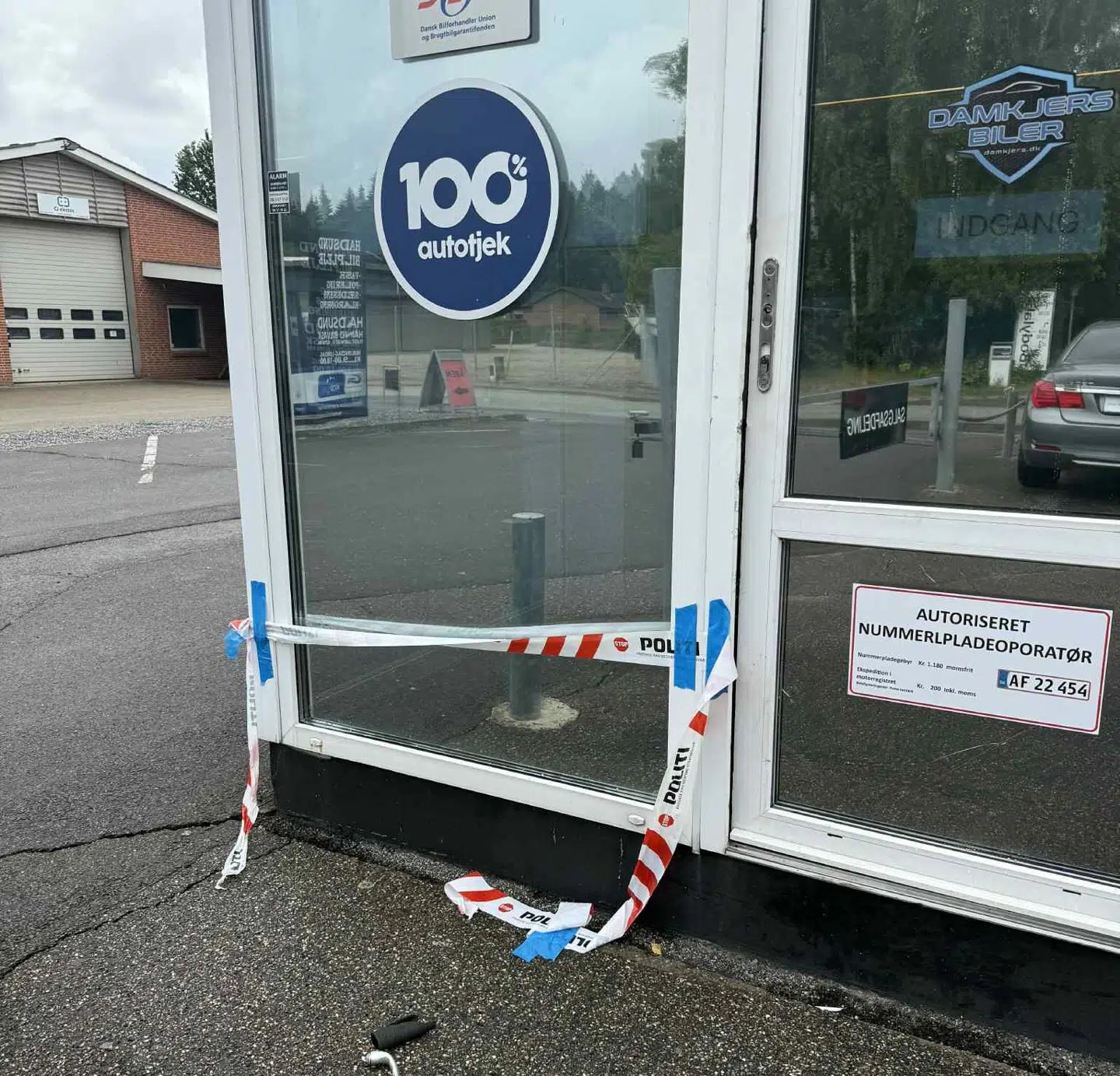 Sådan så fronten til bilforhandleren ud efter indbruddet