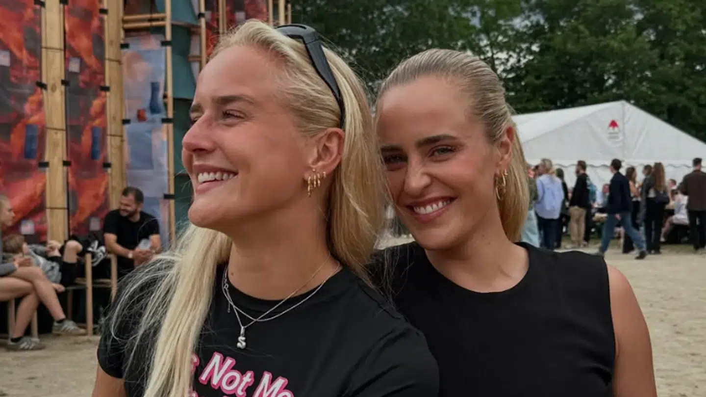 Søstrene Signe Bro (tv.) og Sarah Bro har et ekstremt tæt forhold.