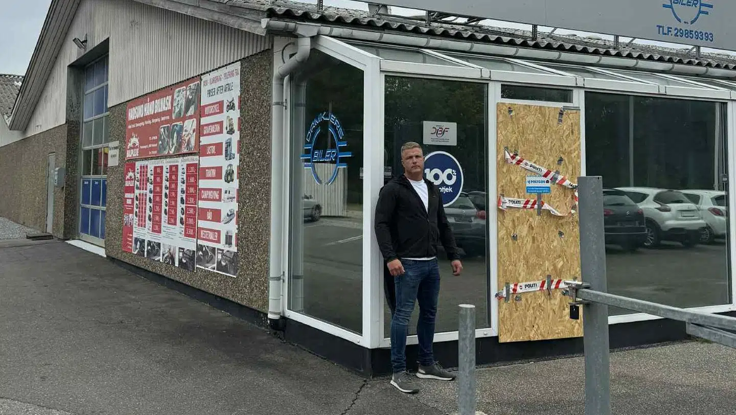 Her ses Mathias Andersen foran sin forretning, Damkjers Biler i Hadsund