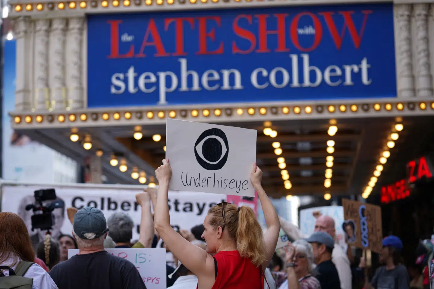 Folk protesterer efter CBS/Paramount annoncerede at The Late Show ikke skulle fortsætte. Foto: Ryan Murphy, Scanpix