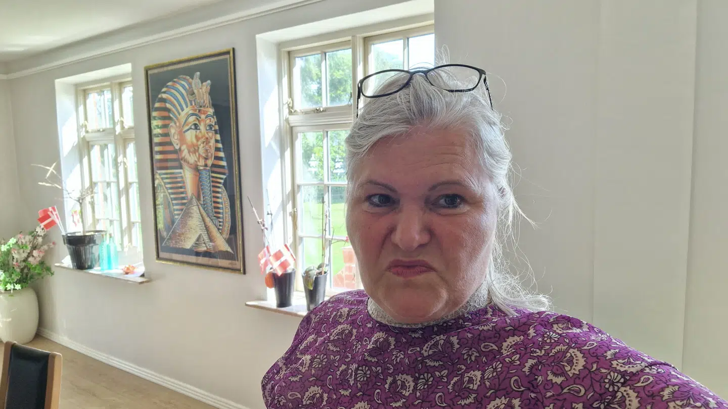 Sussi Lindgren og hendes mand kunne ikke døje lugten på et værelse de havde booket på Løgstør Parkhotel den her sommer.