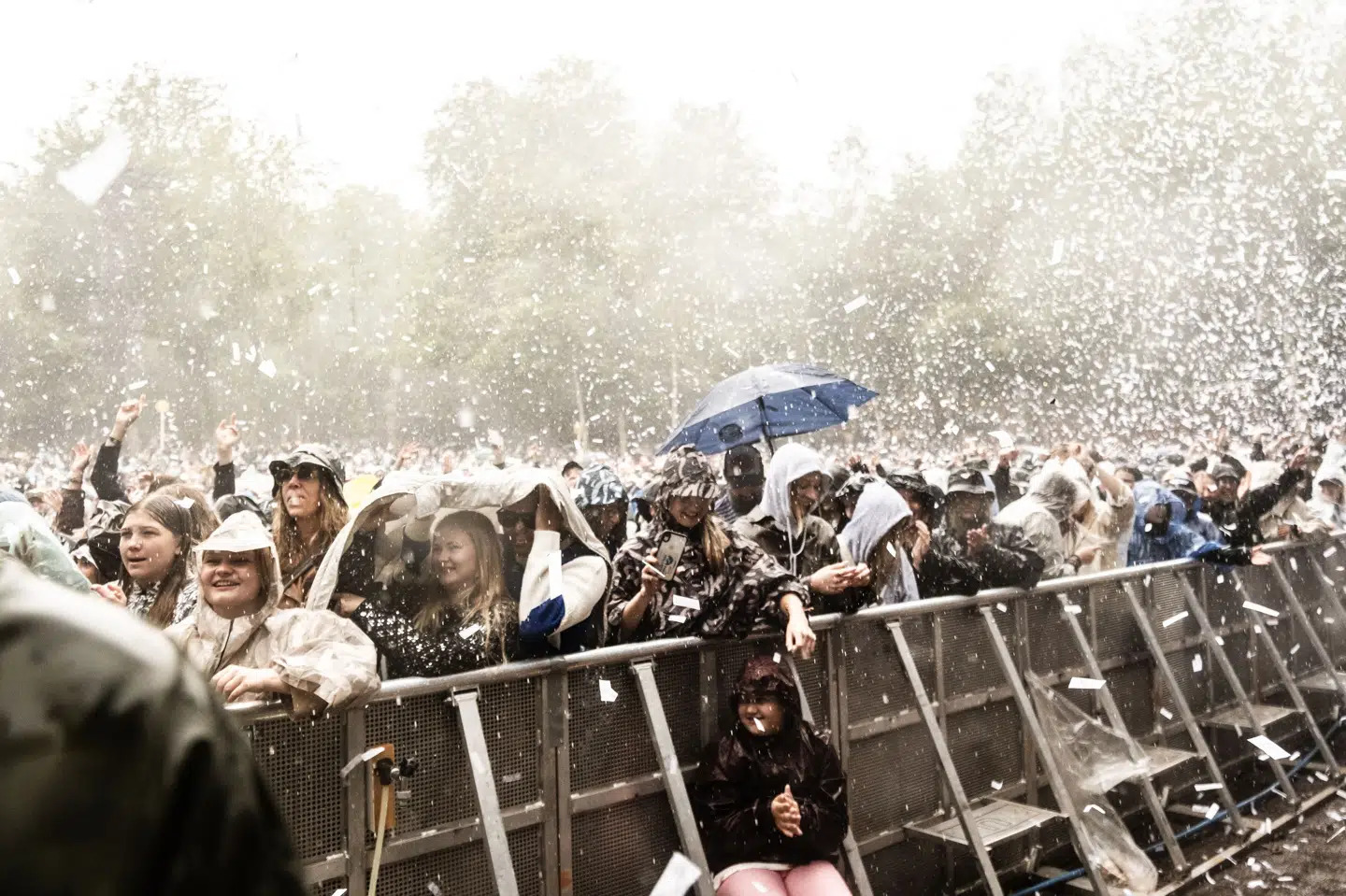 Til Medinas koncert, der var Husrums fællesaktivitet onsdag på Smukfest styrtede det ned med regn og konfetti.