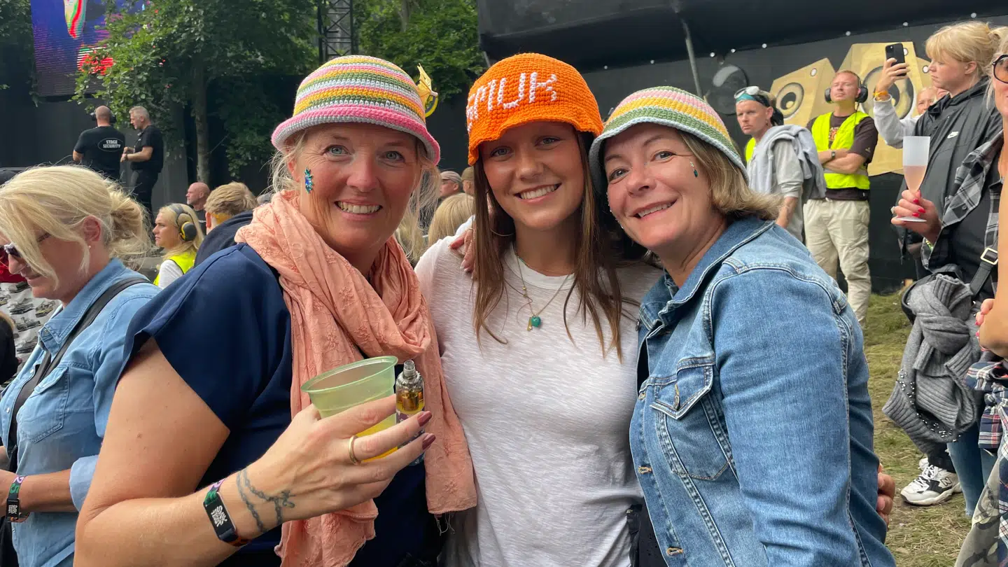 Anne og Pernille var blandt de heldige, der fik en selfie med prinsesse Isabella, da hun igen torsdag dukkede op til musikken på Smukfest. Foto: Pernille Lykke.