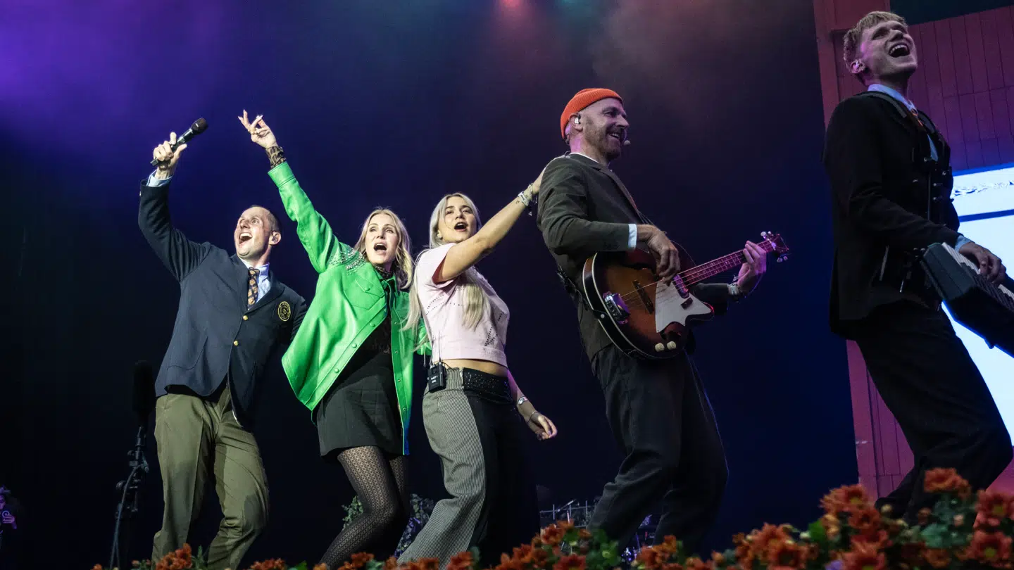 Benjamin Hav & Familien har gæster med da de spiller på Bøgescenen på Smukfest torsdag den 7. august 2025 Helle Thorning og Lukas Graham. (Foto: Helle Arensbak/Ritzau Scanpix)