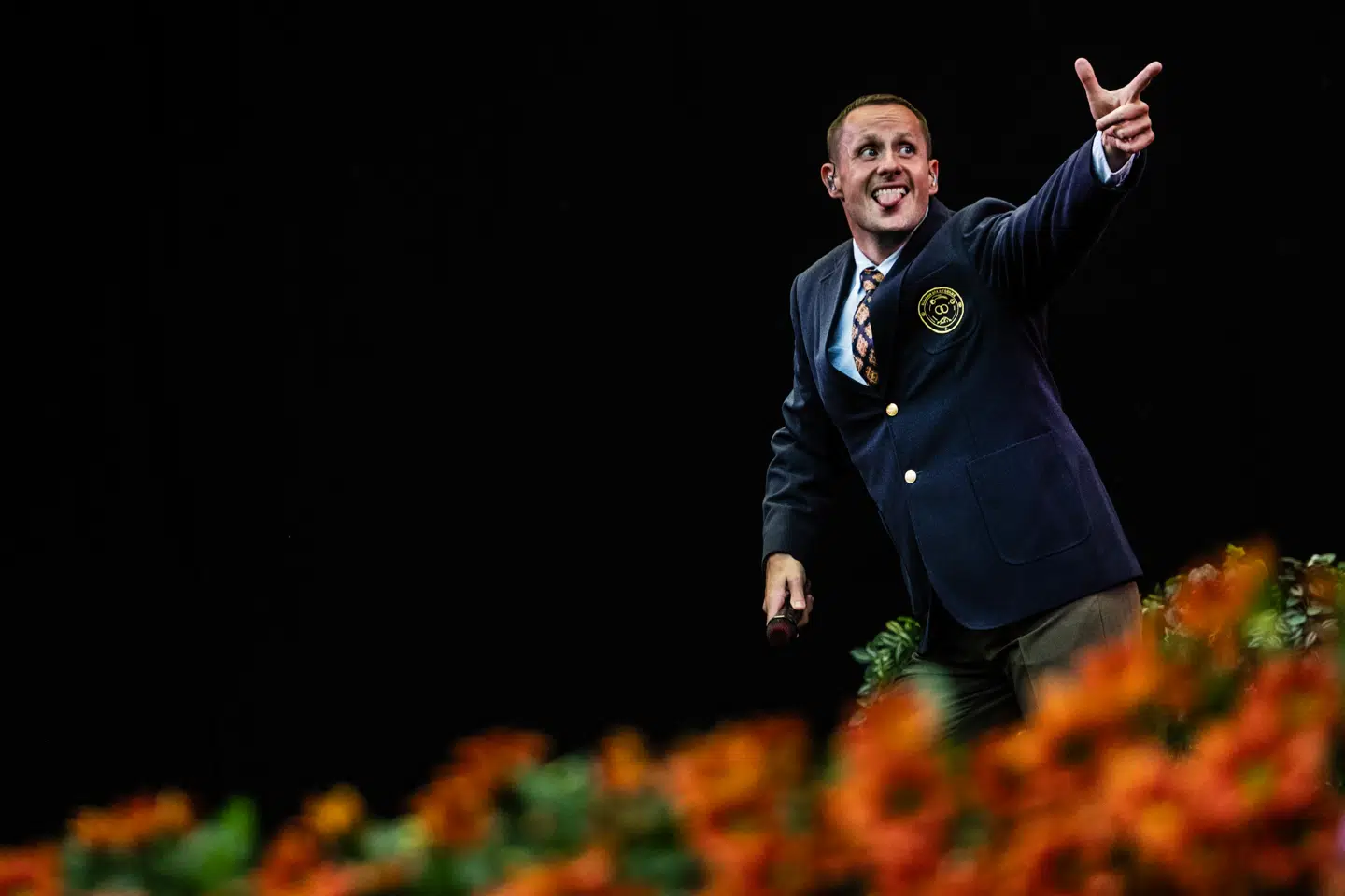 »Se, jeg er en fugl. En fugl, der kan hoppe. Kom, hop som en fugl.« Benjamin Hav var i storform på Smukfest torsdag aften.