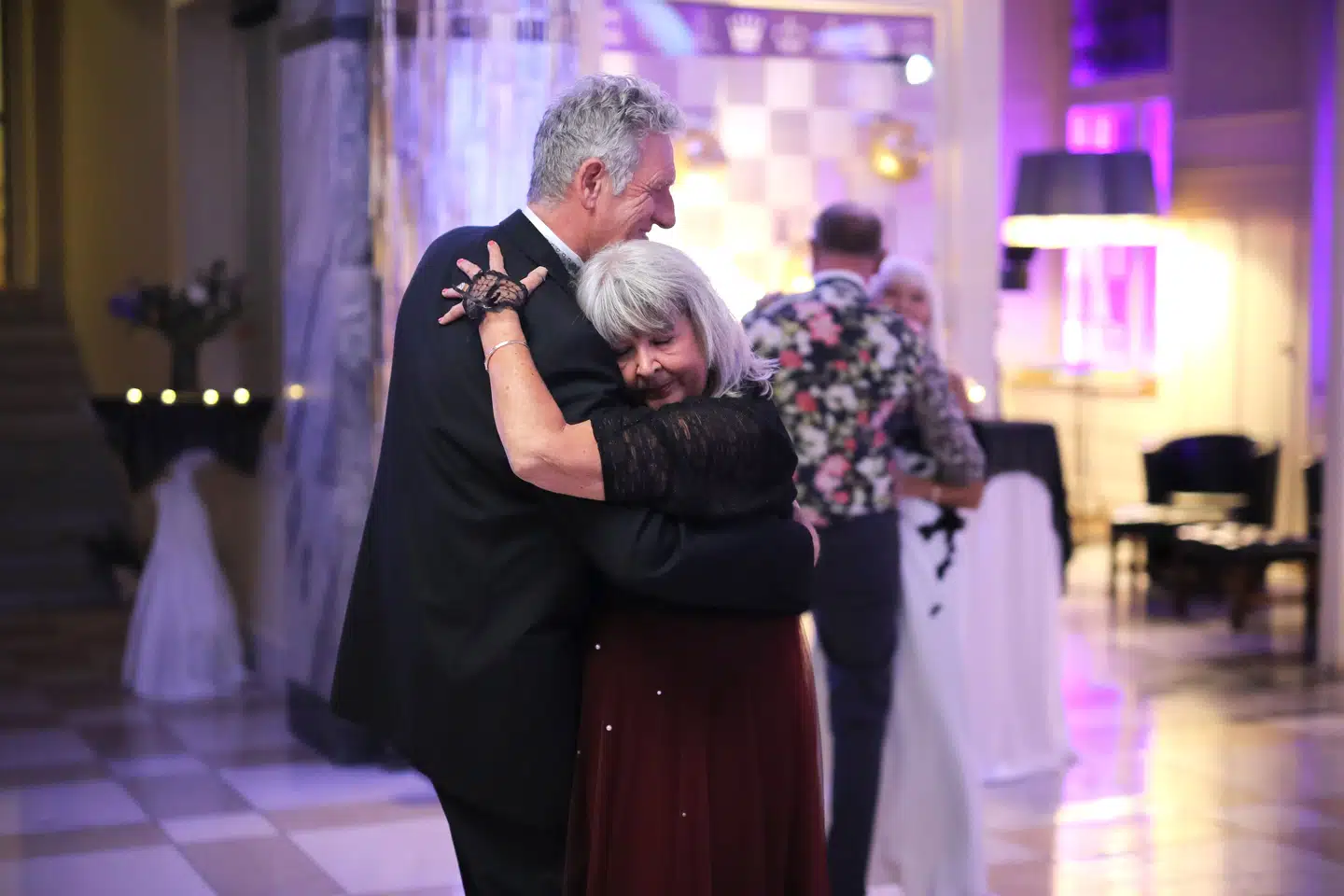 Der var kinddans og saftighed på »Hotel Romantik«, der sluttede fredag aften på DR. Men faktisk gav programmet også håb for det videre liv for deltagerne. Her er det Lars og Lonnie, der tager en tur på gulvet.