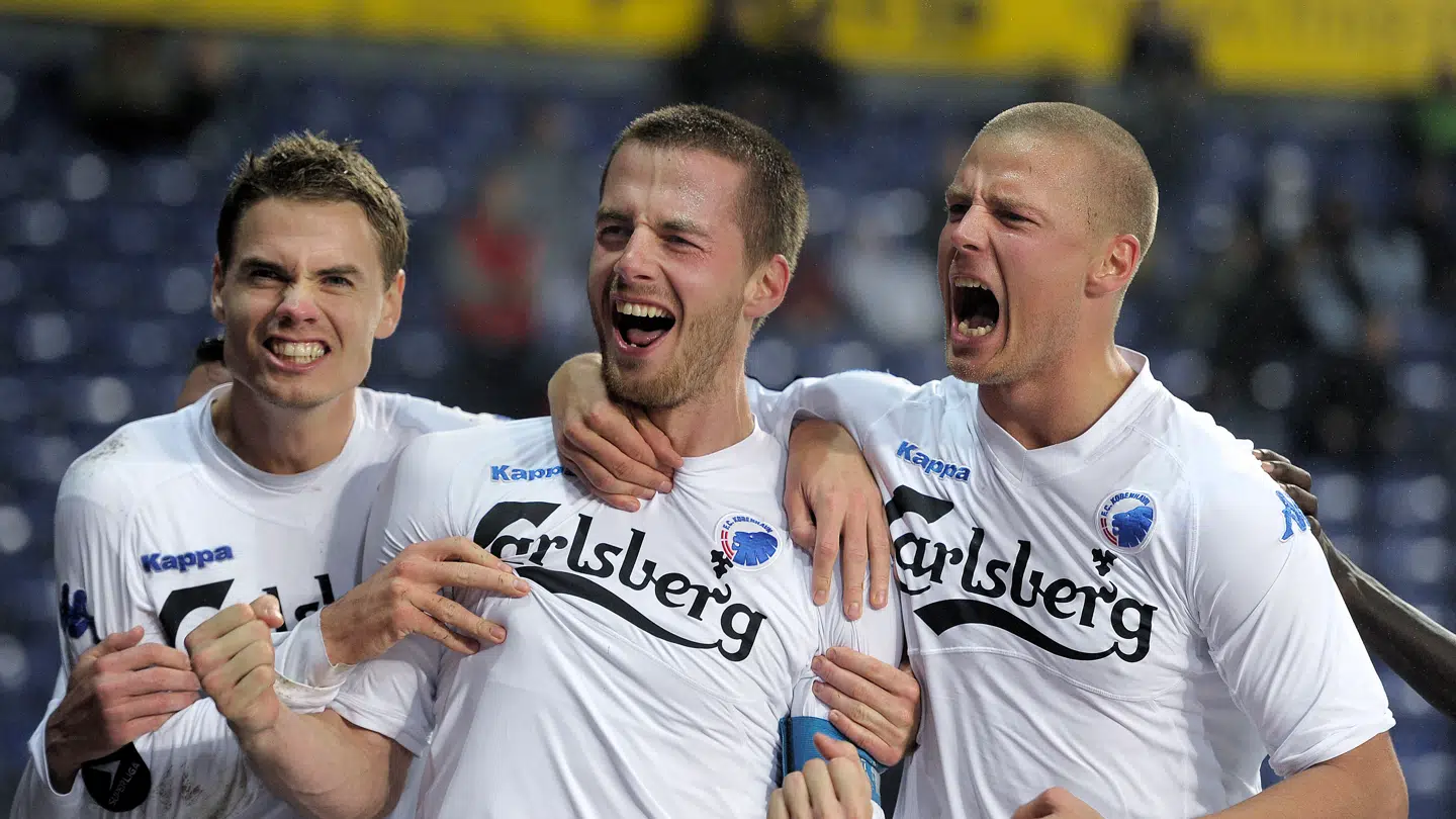 Sölvi Ottesen, i midten, efter en scoring mod Brøndby i 2011.