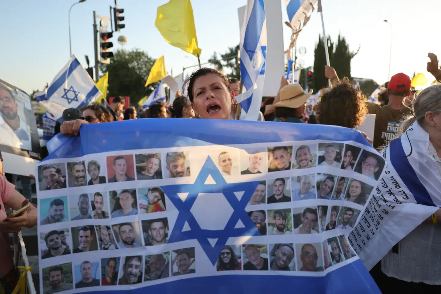 Israelere demonstrerer uden for regeringsbygningen i Jerusalem for at minde Netanyahus regering om, at der stadig befinder sig 50 israelske gidsler i Gaza.