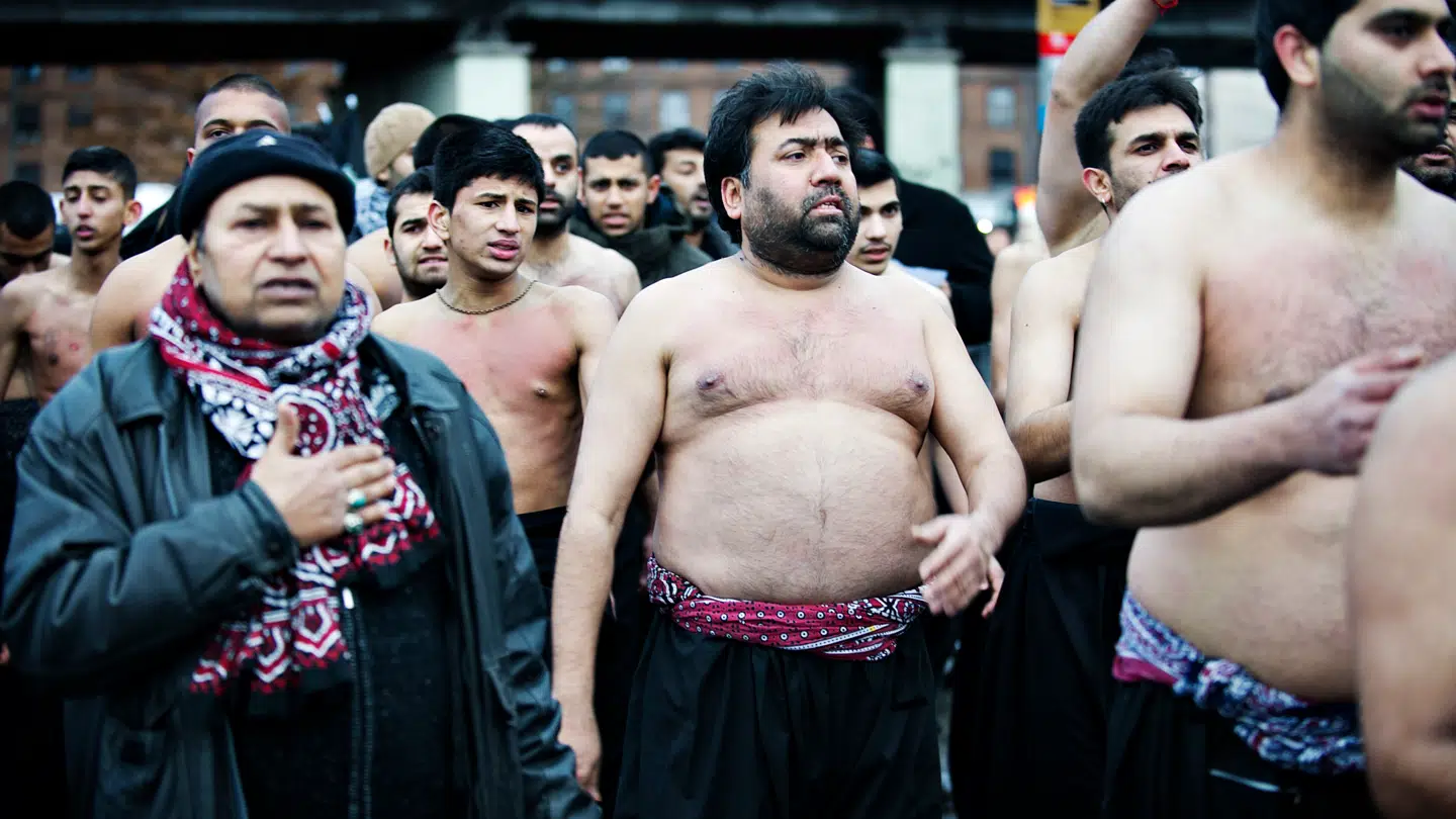 Shia-muslimer på Nørrebro fejrer helligdagen Ashura, Hussain's Martyrium på Nørrebrogade. Længere væk fra dansk kultur kommer man ikke, mener B.T.s debatredaktør, Joachim B. Olsen.