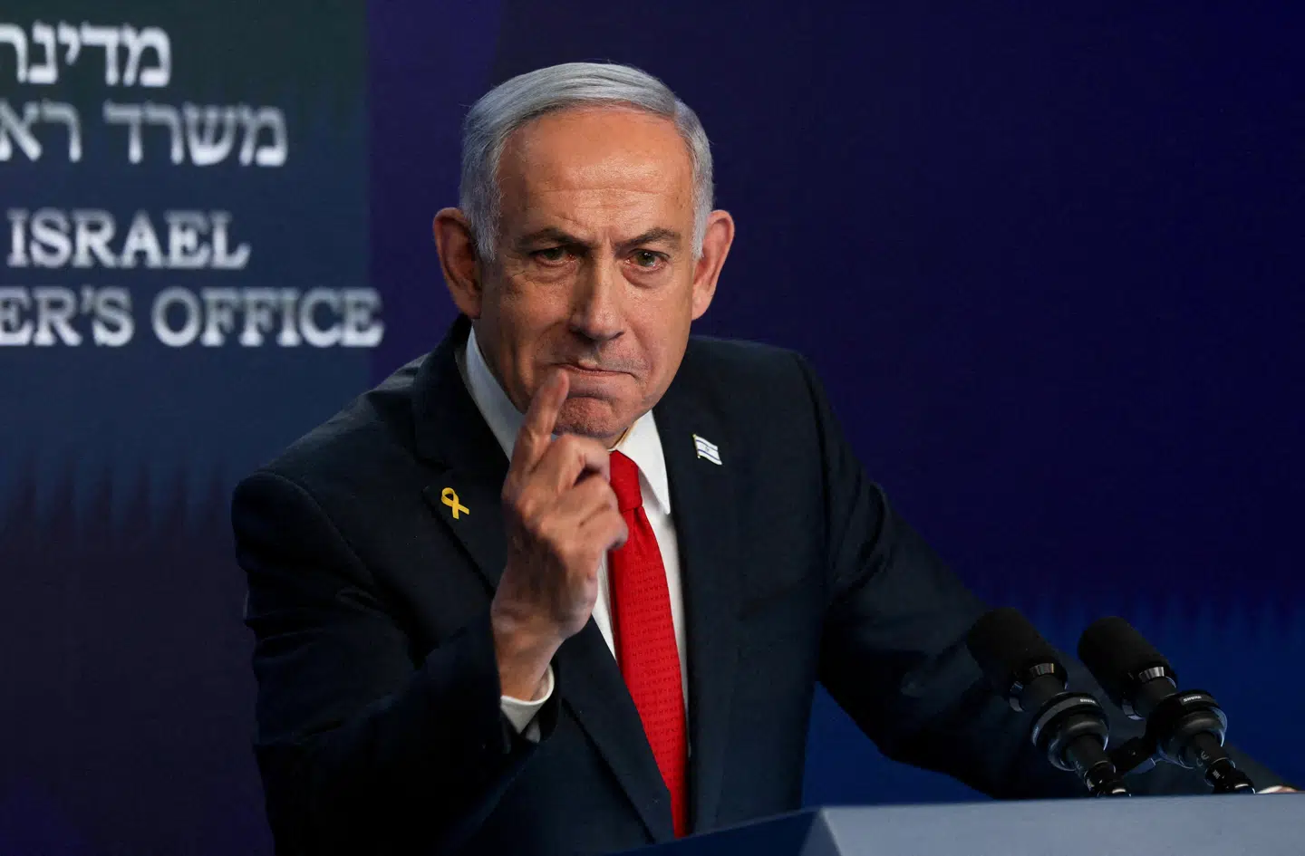 Benjamin Netanyahu og den israelske regerings beslutning om at erobre Gaza By støder på voldsom modstand i det israelske militær, den israelske befolkning og det internationale samfund.