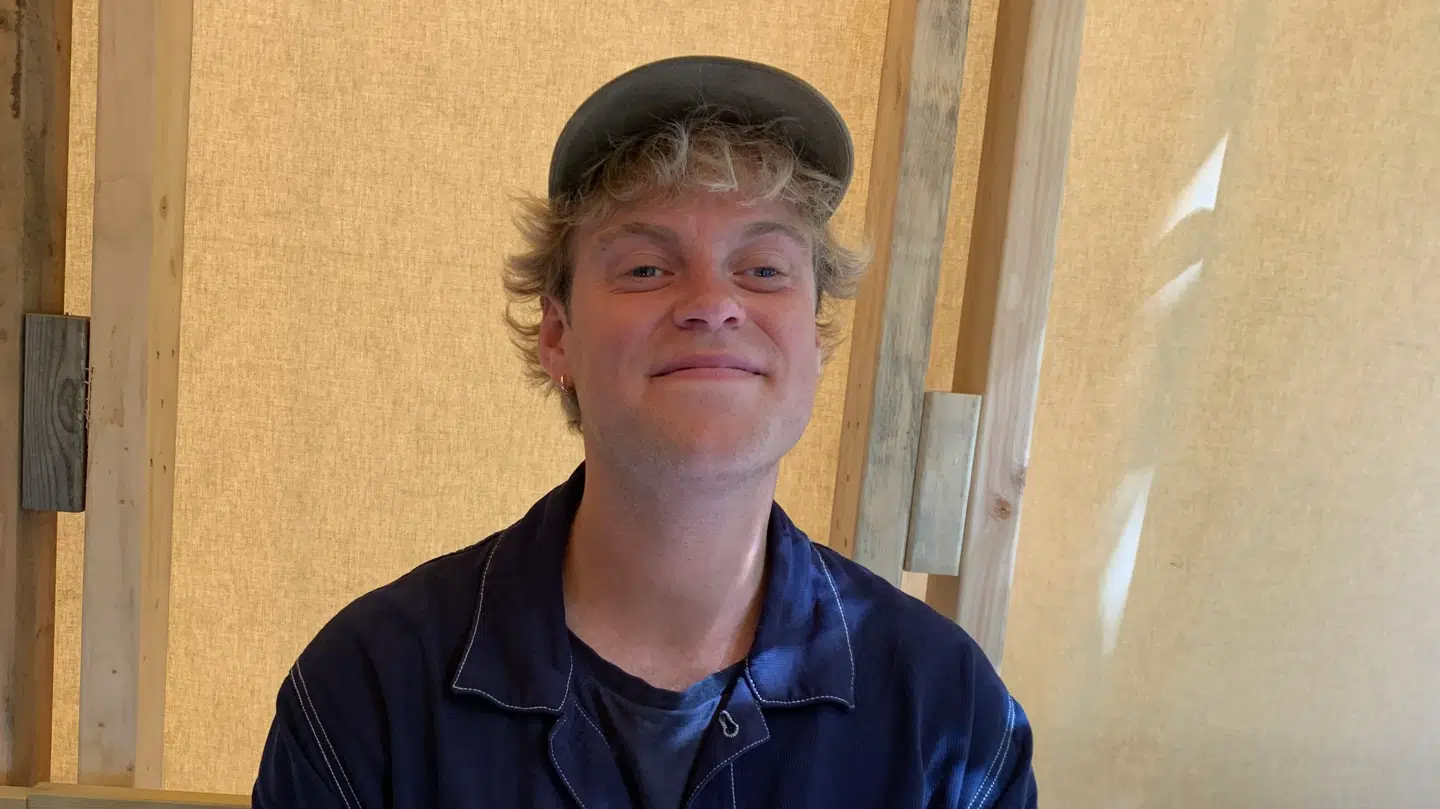 Hjalmer backstage på Smukfest 2025.