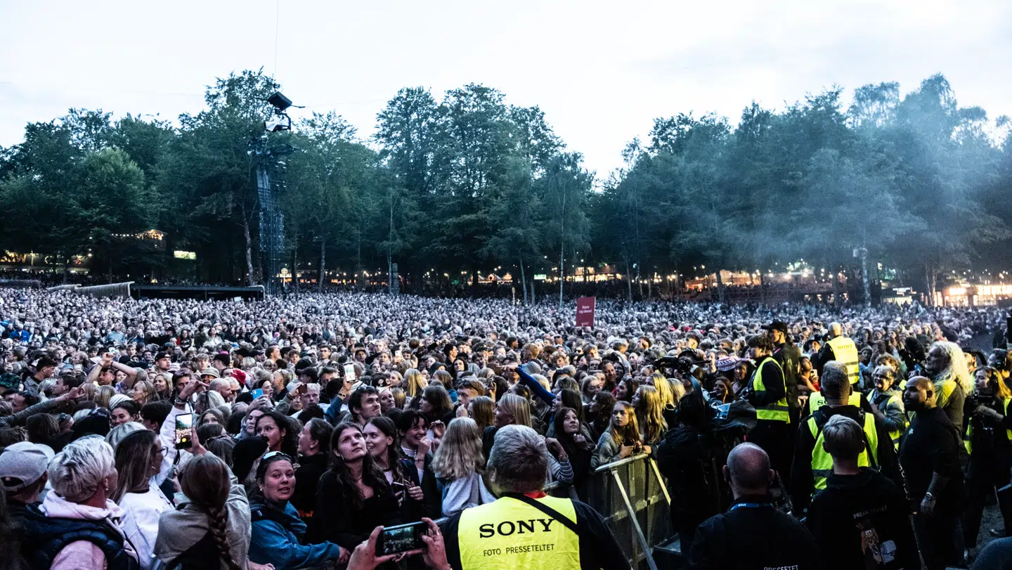 Der kan stå mange tusind mennesker foran Bøgescenen. Her er der fyldt til Tobias Rahims koncert tidligere på årets Smukfest.