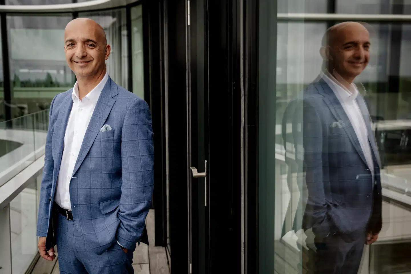 Mike Doustdar er ny topchef i Novo Nordisk. Han er tilsyneladende en topchef med et stærkt kommercielt fokus, der samtidig bruger sine evner til at bygge menneskelige relationer og et stærkt fokus på Novo Nordisks værdier til at skabe vækst.