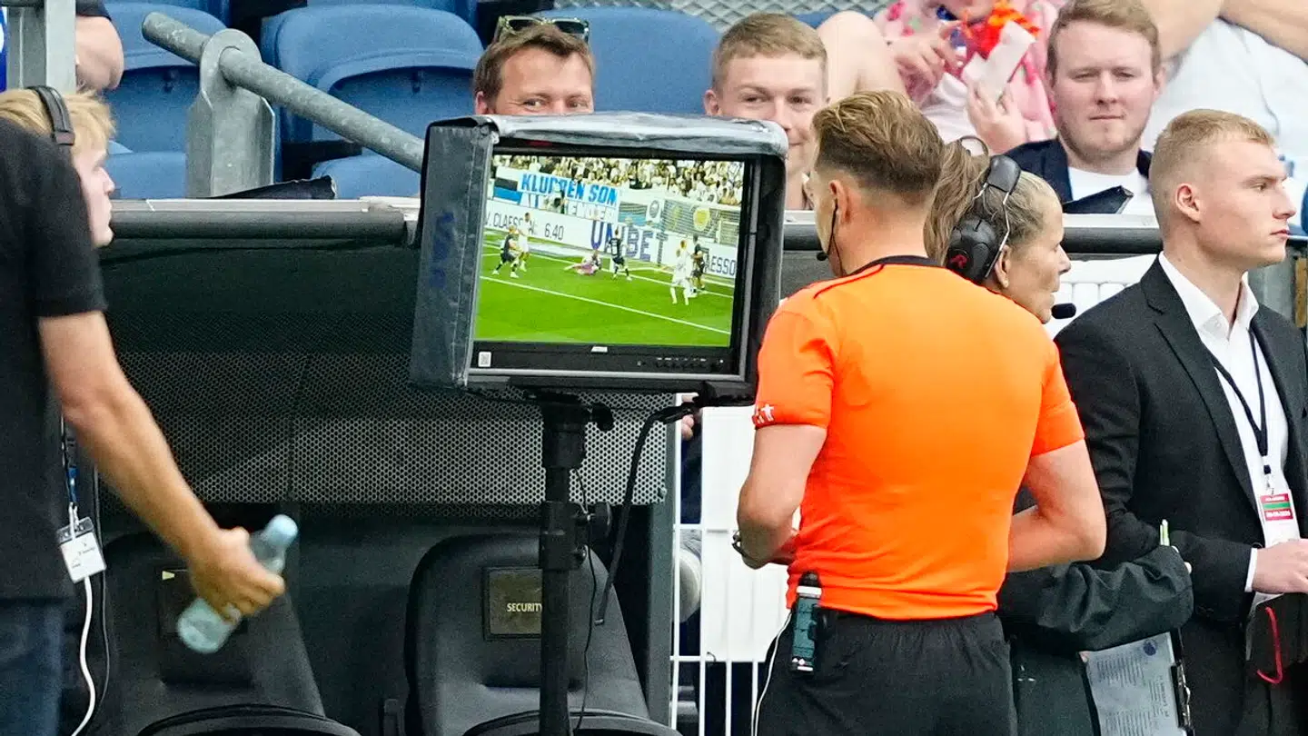 Mikkel Redder kom pludselig i negativt fokus, da han ved VAR-skærmen vurderede, at AGFs scoring skulle stå.