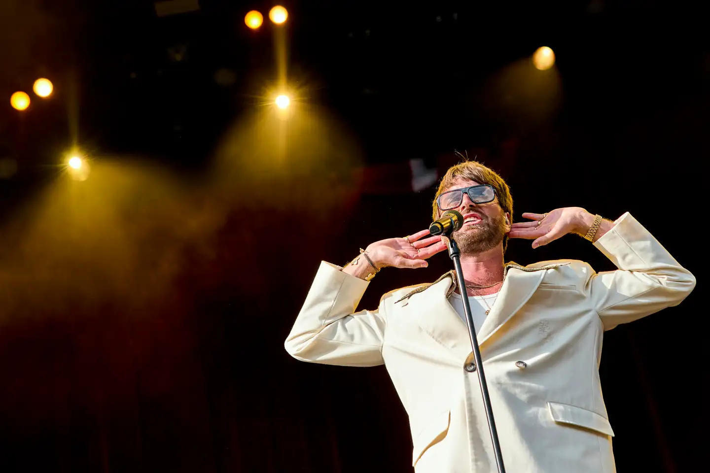 Der var hvide, langstilkede roser og komplimenter til publikum ad libitum, da Malte Ebert spillede fredag eftermiddag på Smukfest. Lidt for meget, mener Berlingskes anmelder Jakob Genz.