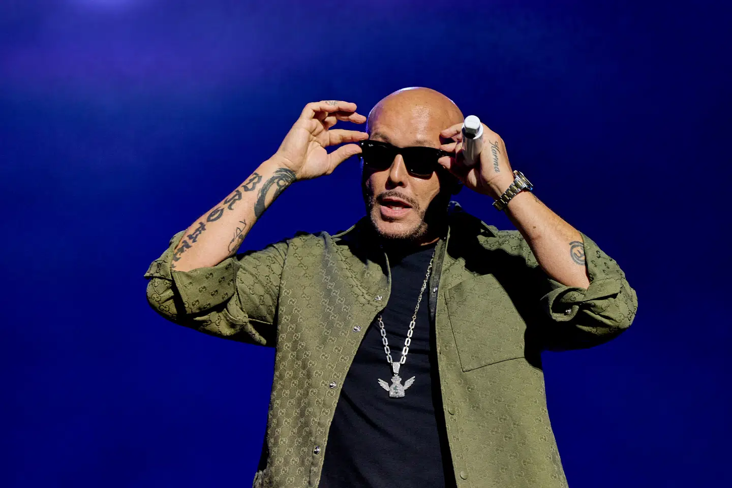 Den første halve time havde René Dif solbriller på. Da han tog dem af, kunne man – via storskærmen – se på hans øjne, at han var et andet sted.