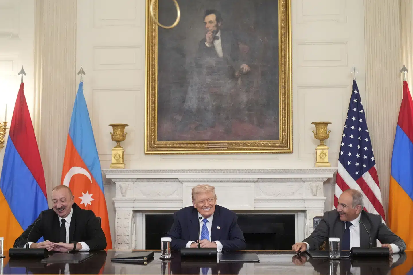 Præsident Donald Trump befandt sig i midten - mellem Aserbajdsjans præsident, Ilham Alijev, (til venstre) og Armeniens premierminister, Nikol Pasjinjan, - da fredsaftalen skulle skrives under.