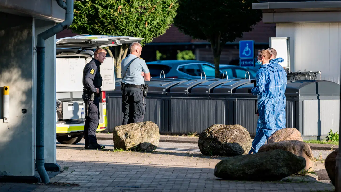 Politiet specificerer ikke nærmere, hvilken type skader manden har pådraget sig på overkrop og hovede.