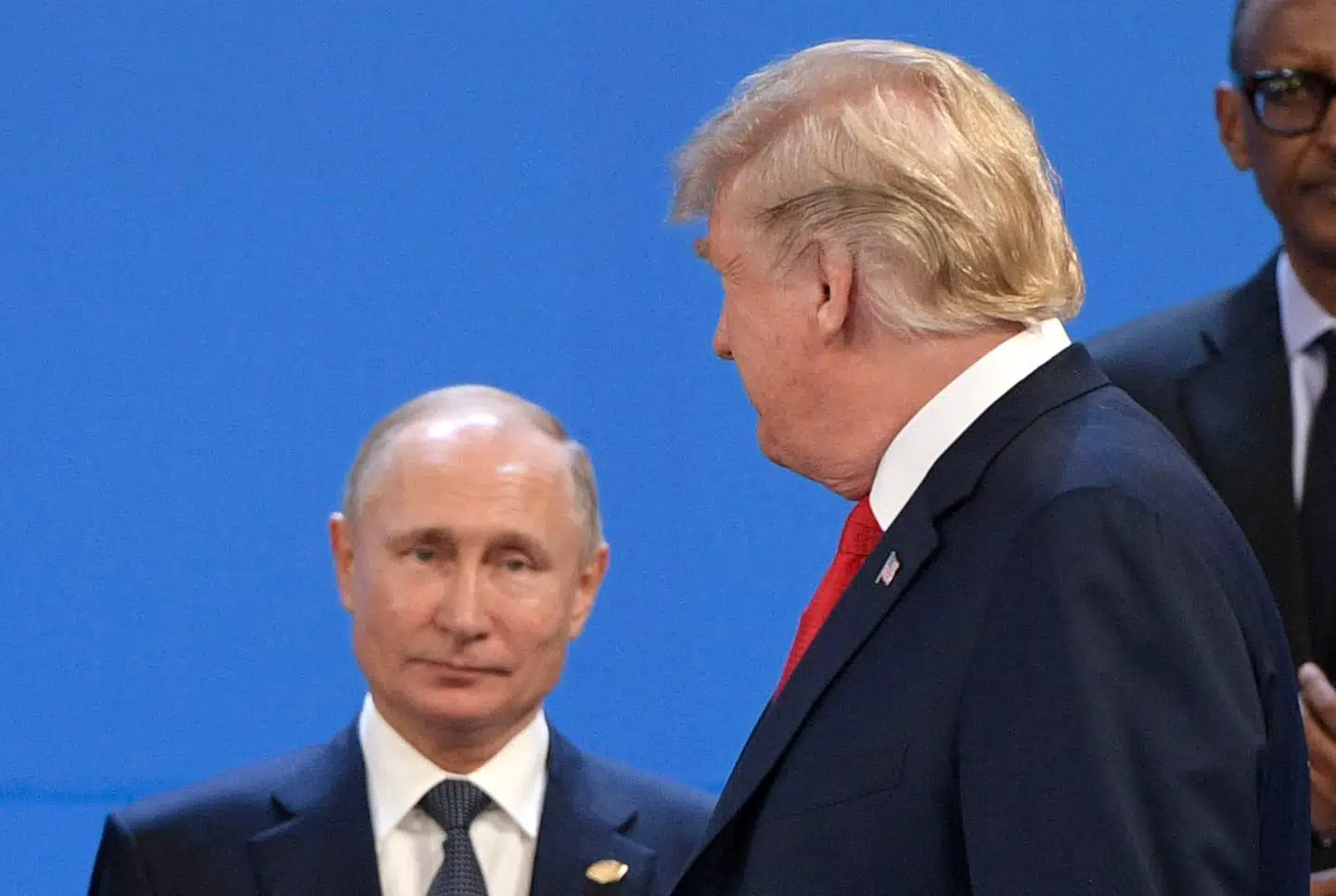 Putin og Trump skal mødes og diskutere krigen i Ukraine.