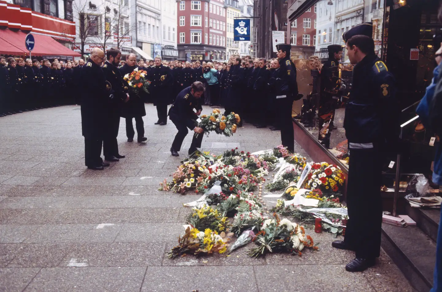 Der bliver lagt blomster i Købmagergade i København, hvor Blekingegadebanden skød og dræbte den 22-årige betjent Jesper Egtved Hansen.
