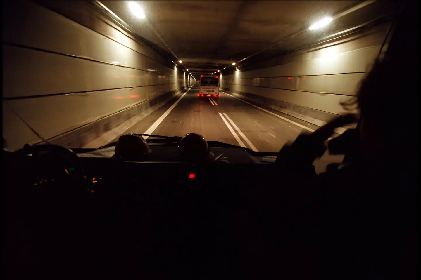 Tunnelen under Øresund var lørdag lukket i cirka halvanden time. Et løst brønddæksel var skyld i, at flere biler punkterede. (Arkivfoto).