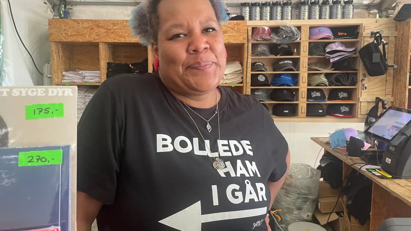 Samantha havde selv anskaffet sig en af de famøse T-shirts, som prinsesse Isabella fik skabt debat om. Foto: Lykke Buhl