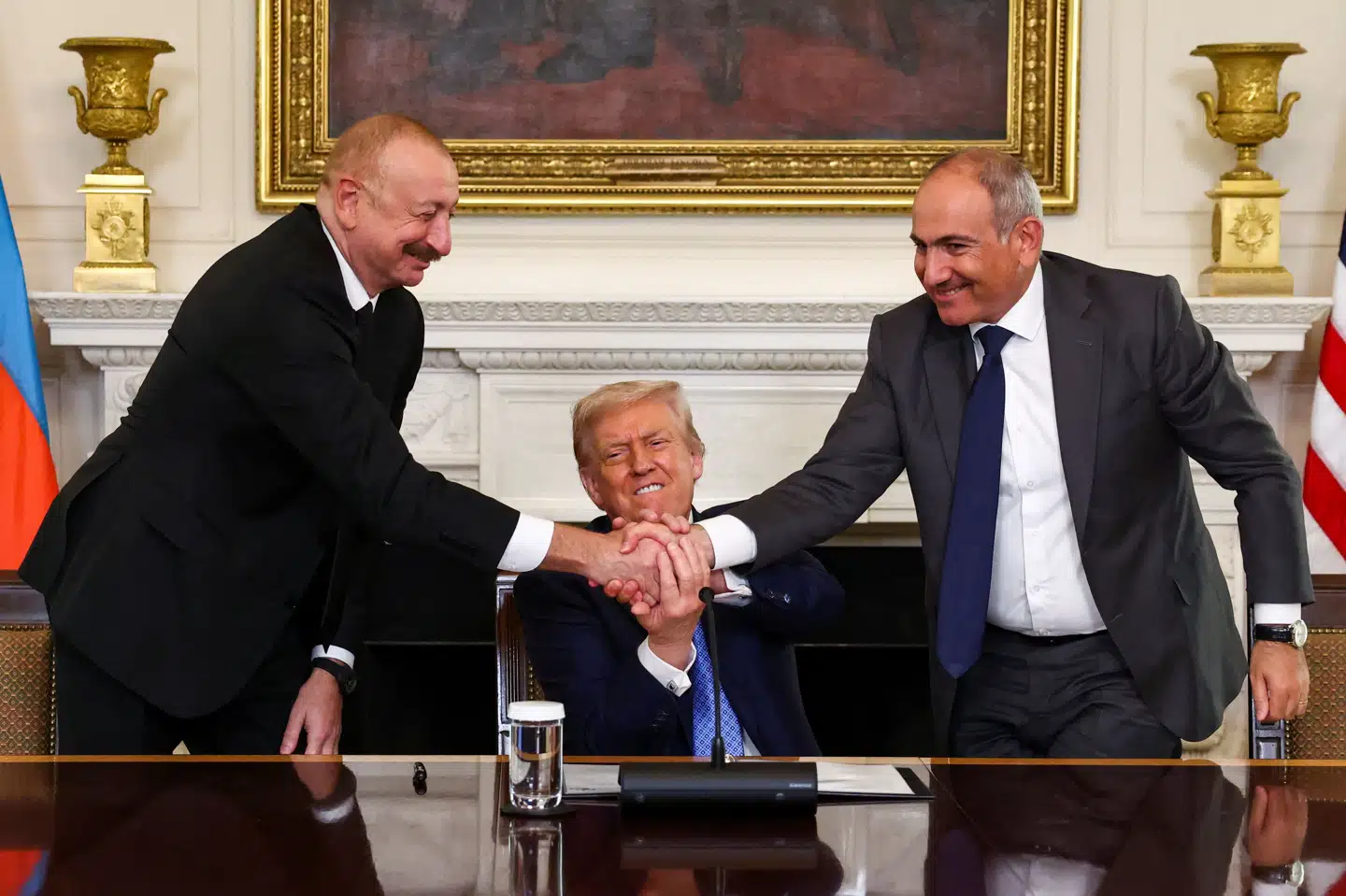 USA's præsident, Donald Trump, sammen med Aserbadsjans præsident, Ilham Aliyev, og Armeniens premierminister, Nikol Pashinyan, under underskrivningen af en fredsaftale i Washington D. C. 8. august.