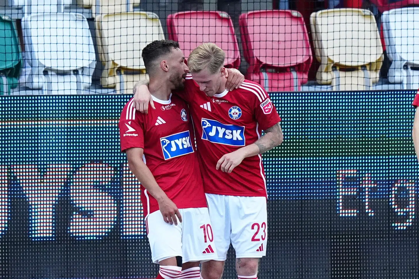 Tonni Adamsen (th.) leverede et hattrick i Silkeborgs sejr over FCN.