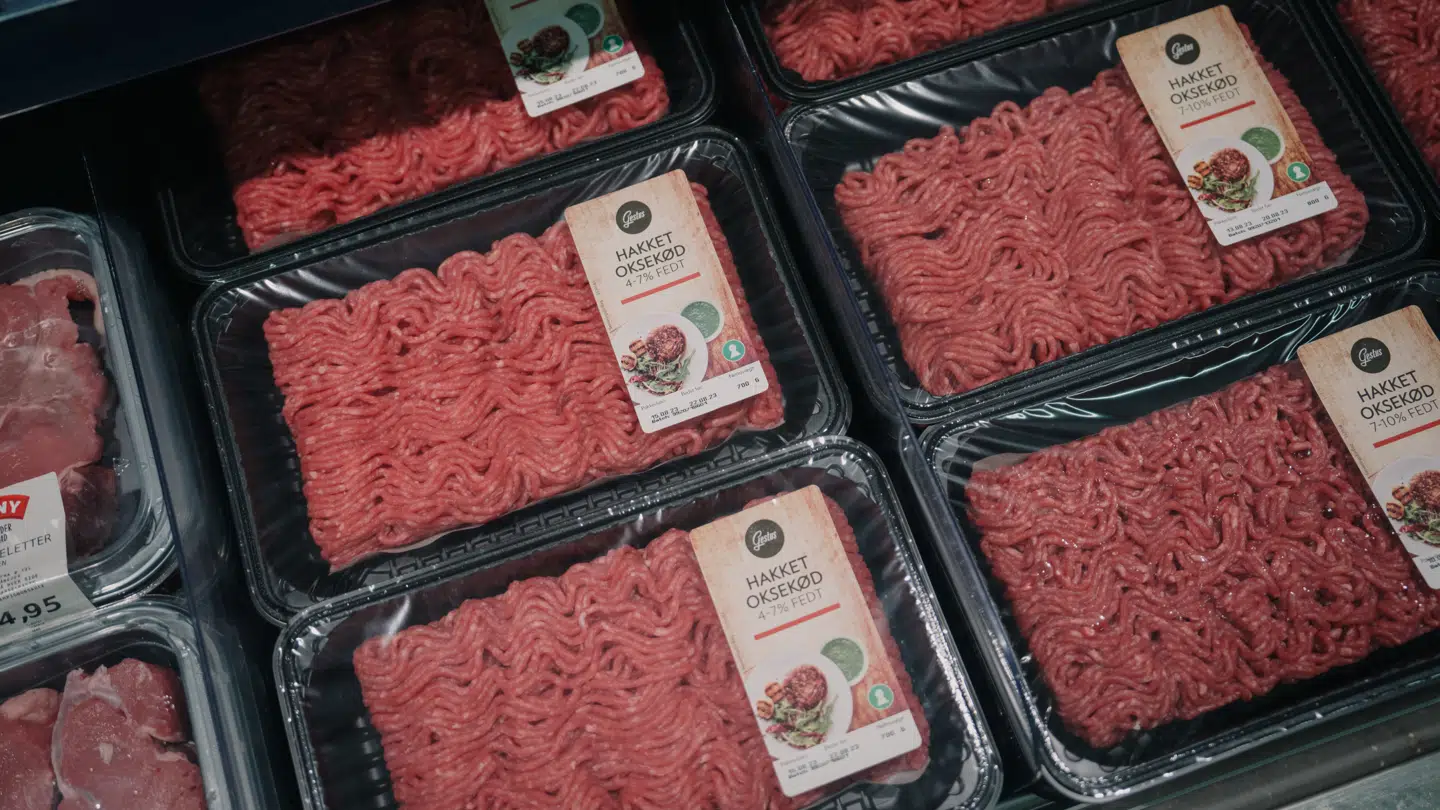 Priserne for oksekød er steget og steget, og nu falder salget i to store dagligvarekoncerner.