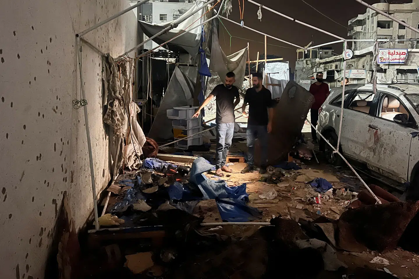 Al Jazeera rapporterer, at to journalister og tre kamerafolk søndag aften blev dræbt, da israelsk militær angreb et pressetelt foran al-Shifa-hospitalet i Gaza By.