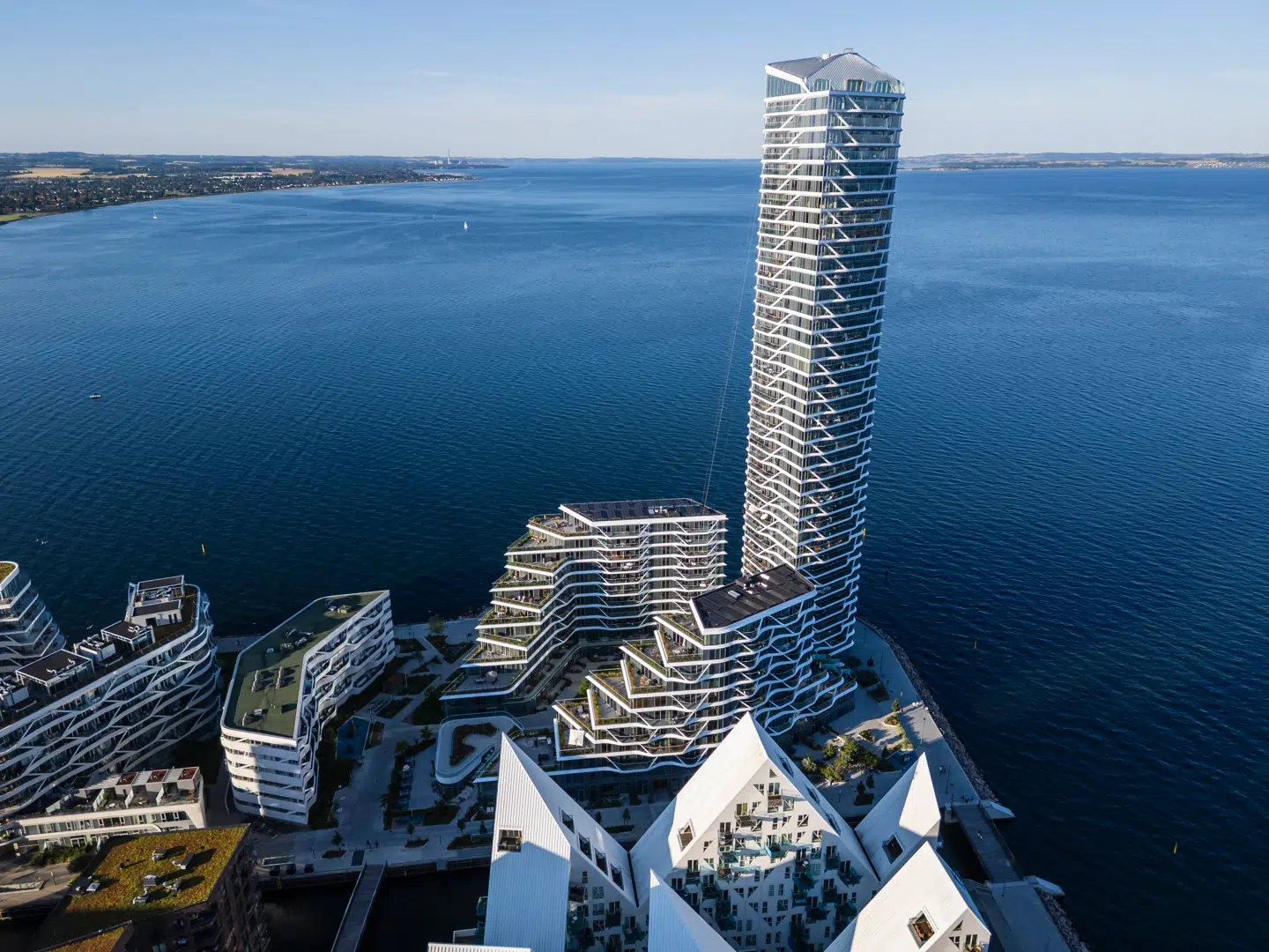 Danmarks højeste boligbyggeri, Lighthouse, er blevet involveret i en sag om udlejning af luksuslejligheder gennem Airbnb uden ejernes vidende.