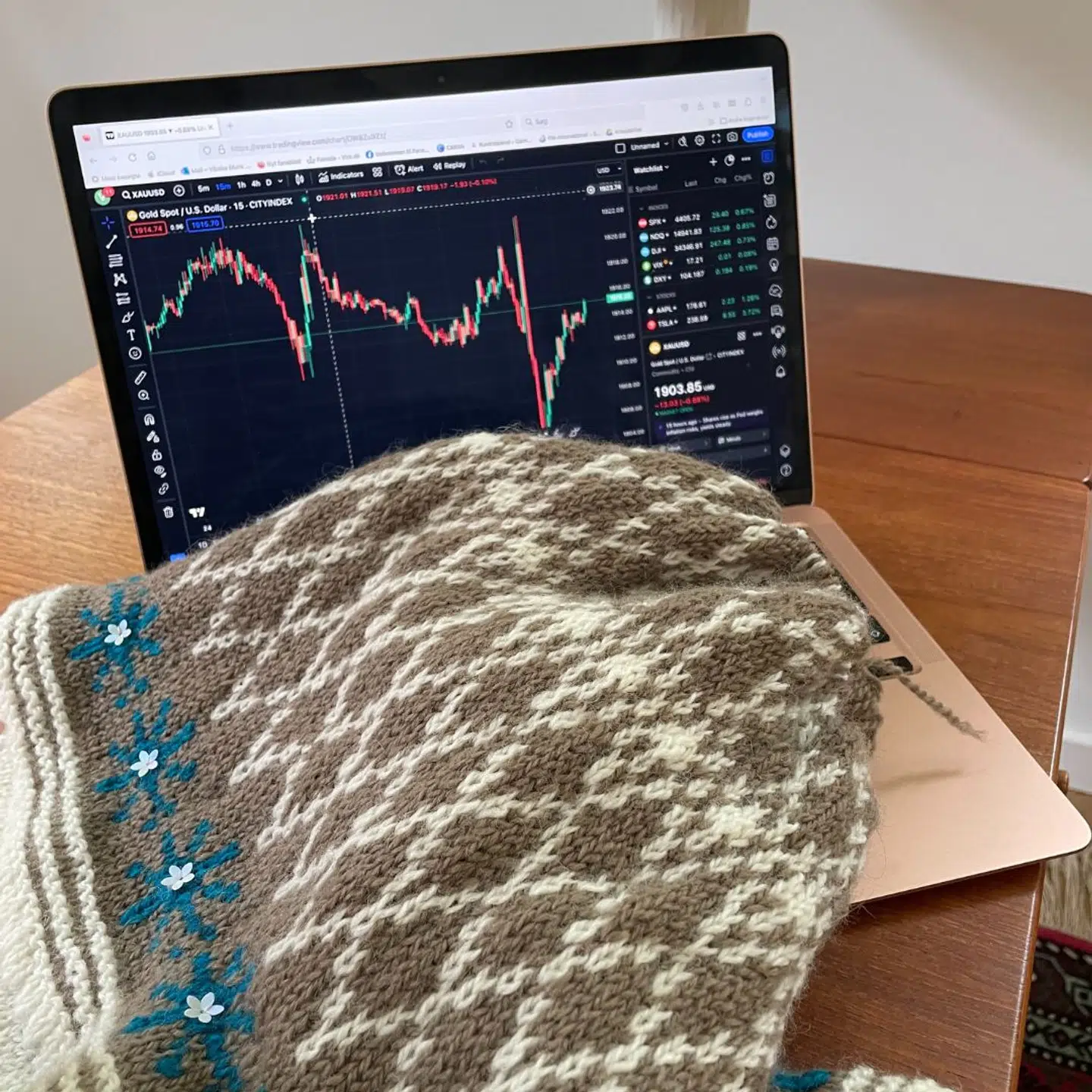 Nu strikker Vibeke, mens hun daytrader.