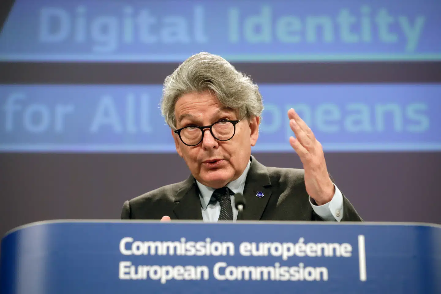 »Vi må og skal afvise et digitalt id for at bevare vores frihed,« skriver Anna Henriksen. Her præsenterer den forhenværende EU-kommissær for det indre marked Thierry Breton etableringen af en ramme for digital identitet i Europa-Kommissionen i Bruxelles 3. juni 2021.