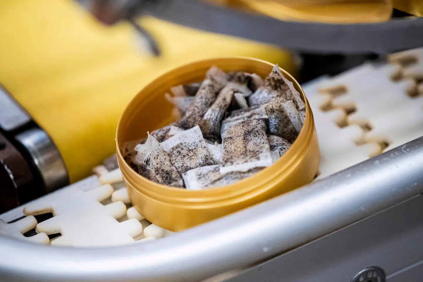 Snus er et røgfrit tobaksprodukt, som placeres under overlæben. Det er populært i især Sverige. Her er det en æske fra Swedish Match, der trods navnet er udenlandsk ejet.