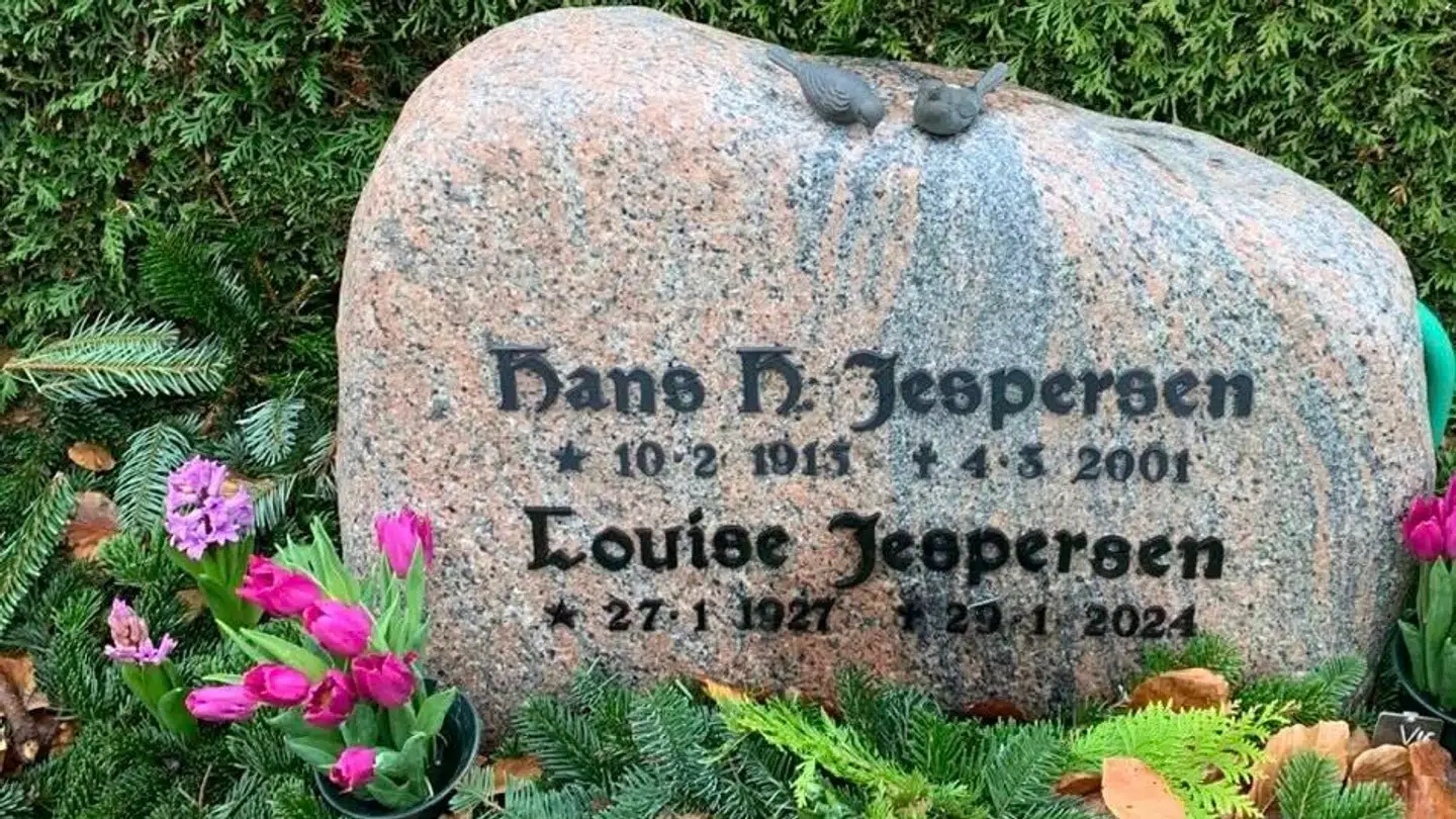 »Det er deprimerende,« siger Elise Jespersen om de to fugle, som nu er forsvundet fra gravstenen.