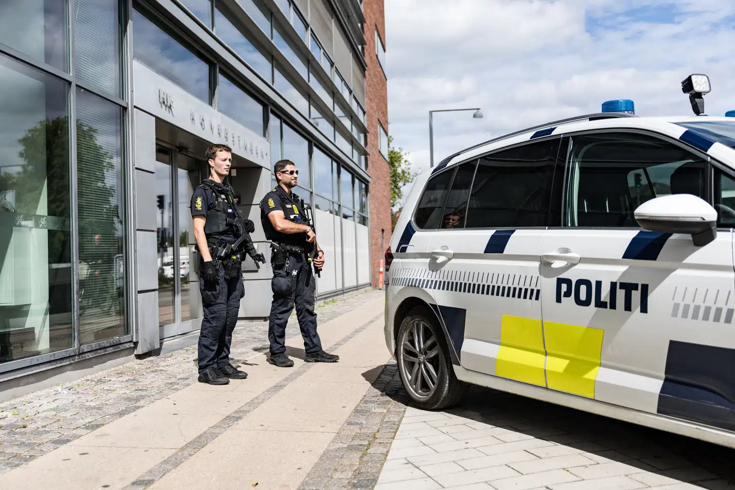 Københavns Politi er mandag eftermiddag til stede i bydelen Ørestad på Amager.