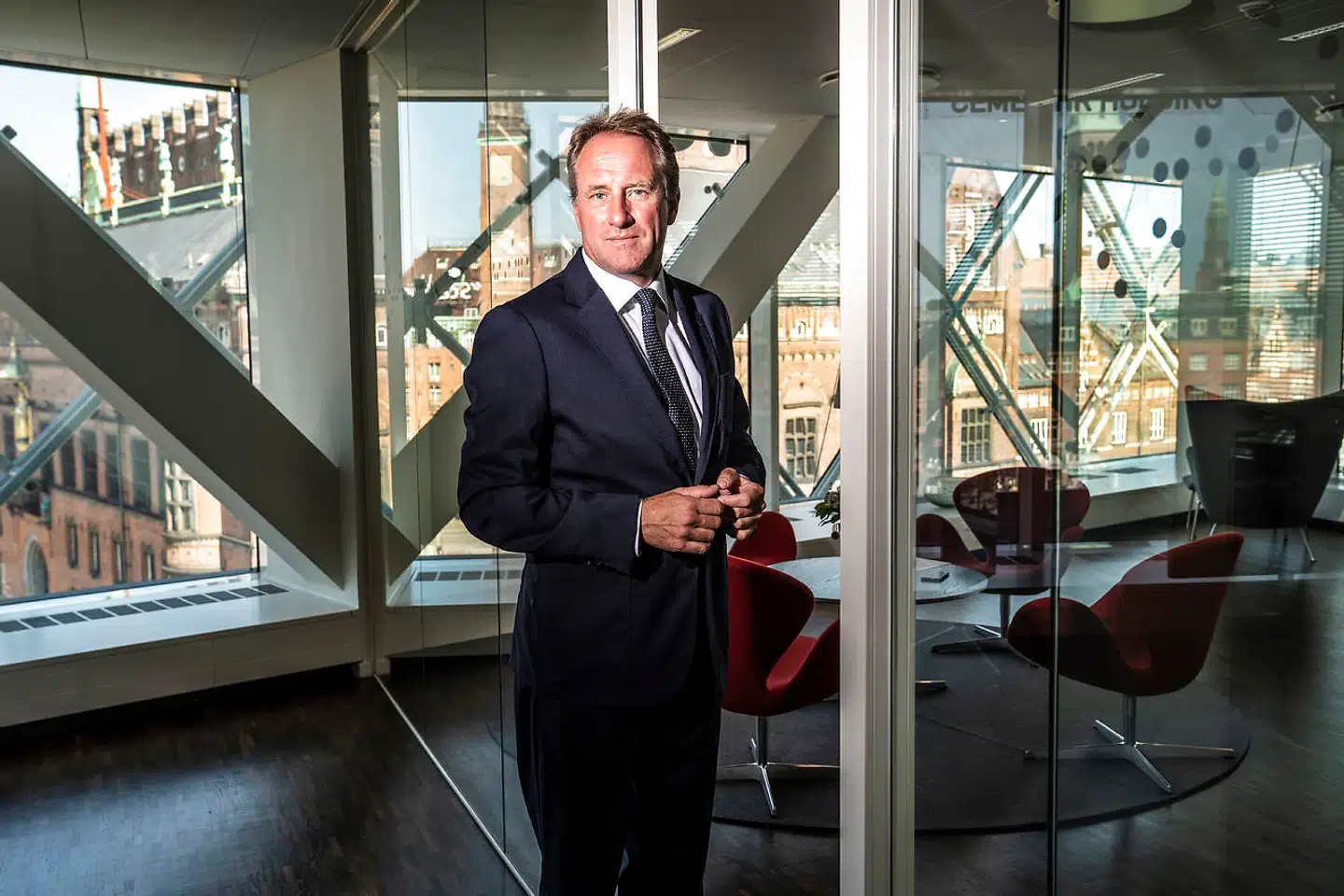 Adm. direktør i Dansk Industri, Lars Sandahl Sørensen, håber at kunne få flere kvinder til tops i dans erhvervsliv gennem en længere øremærket barselsorlov til mænd.